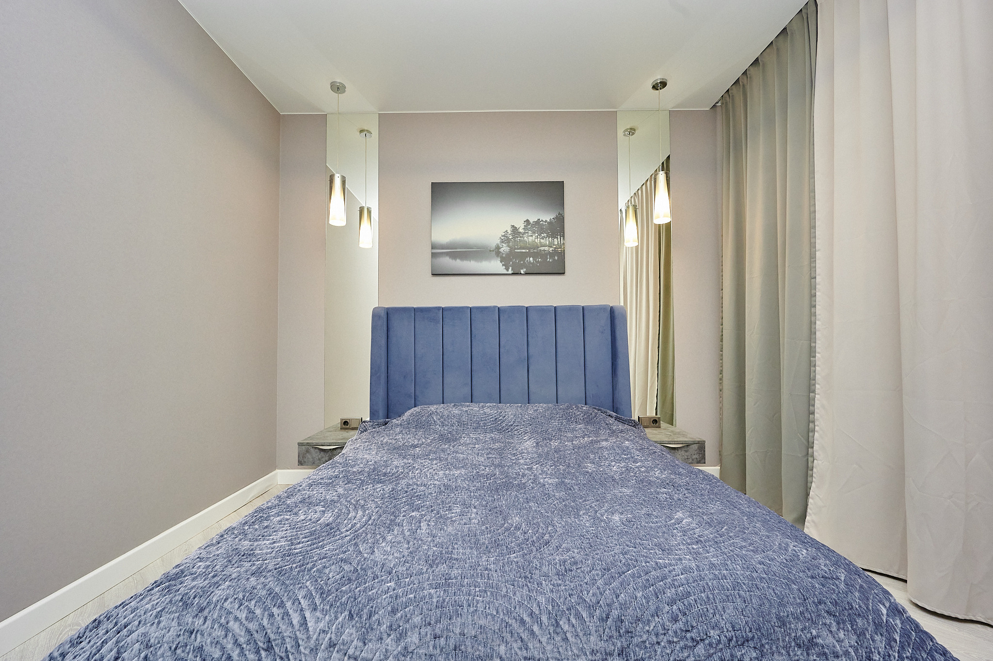 комната голубая кровать серые шторы светлые стены 