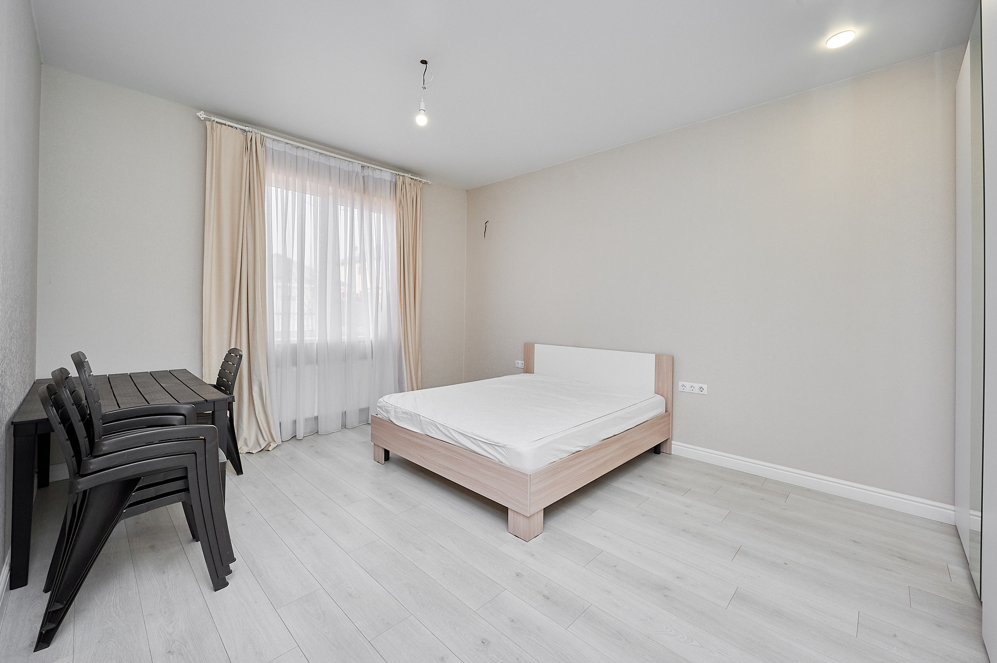 комната светлые обои белый шкаф 