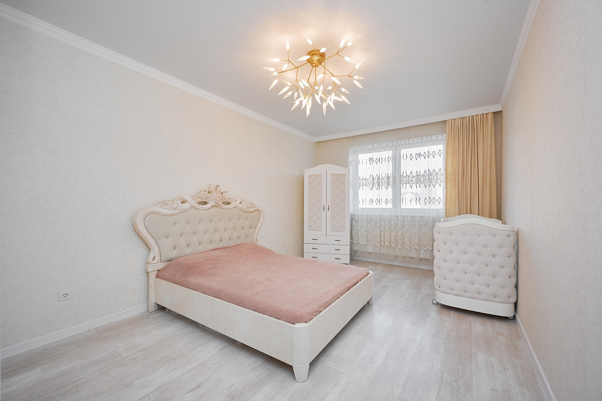 комната белые обои бежевые шторы розовая кровать белый шкаф 