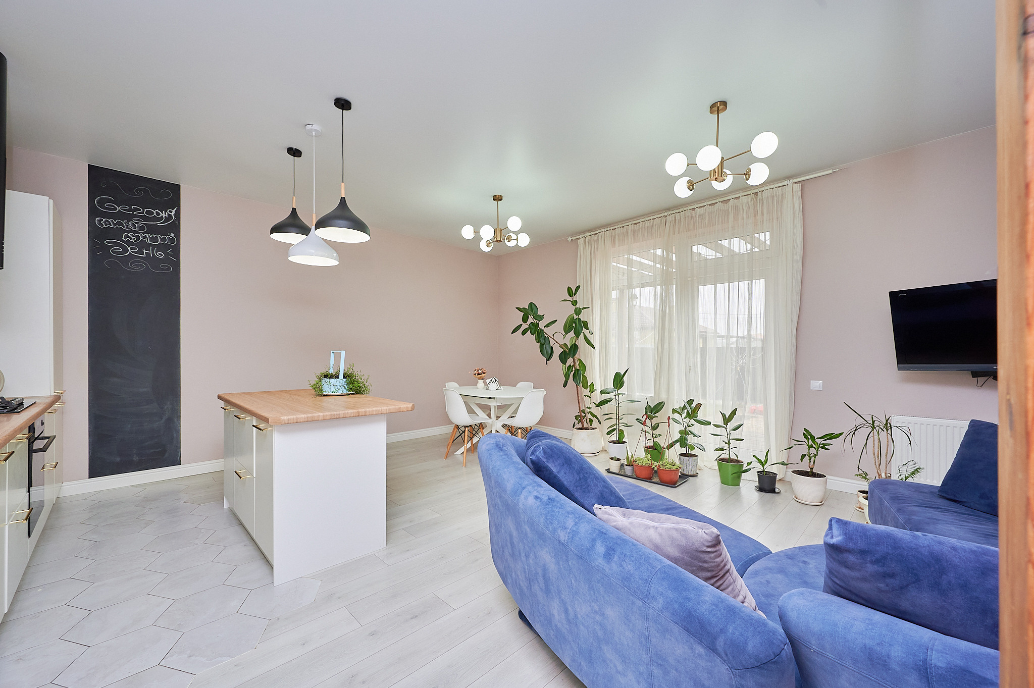 комната светлые обои голубой диван  прозрачные шторы 