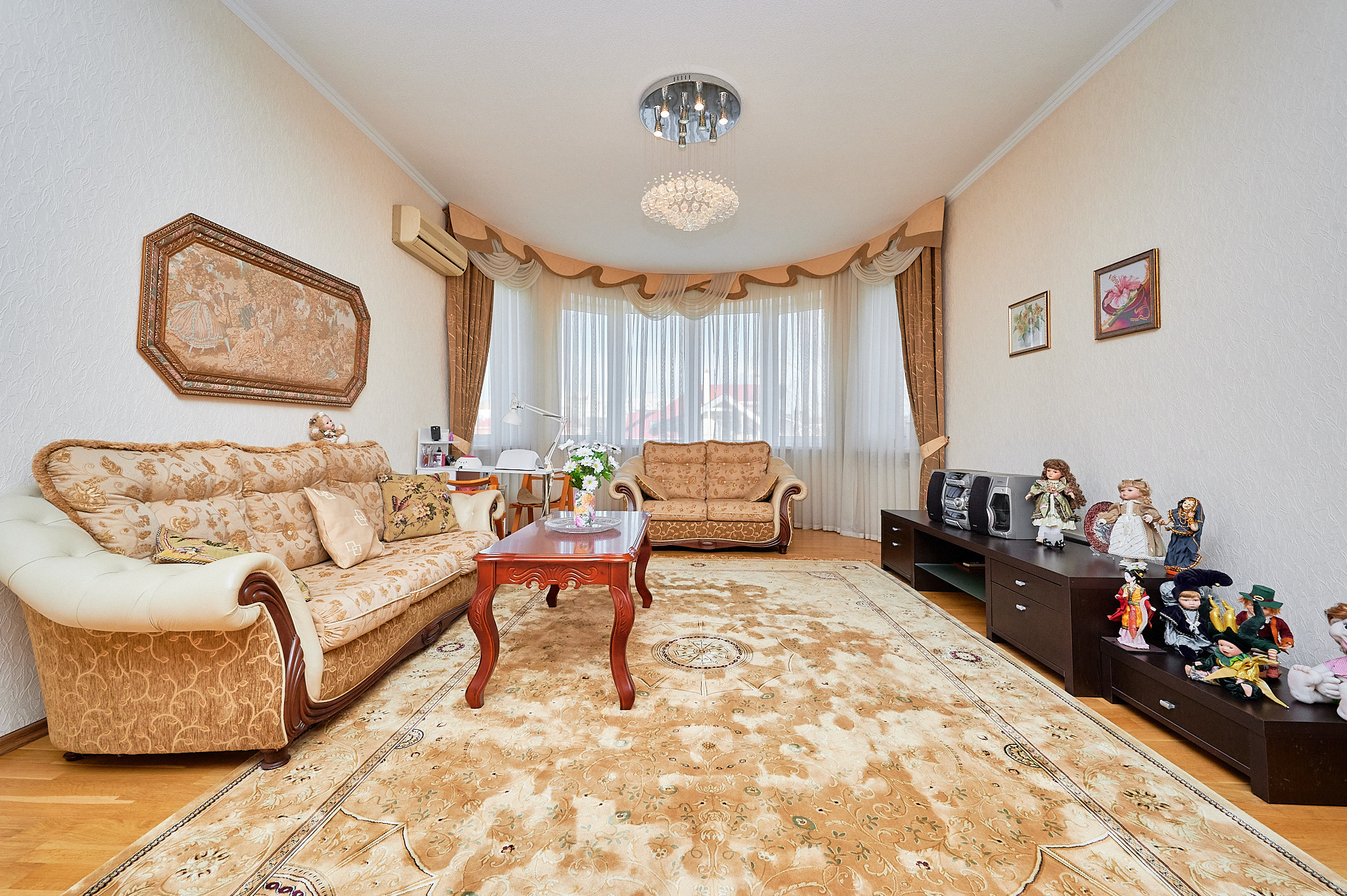 гостиная белый бежевый диван телевизор 