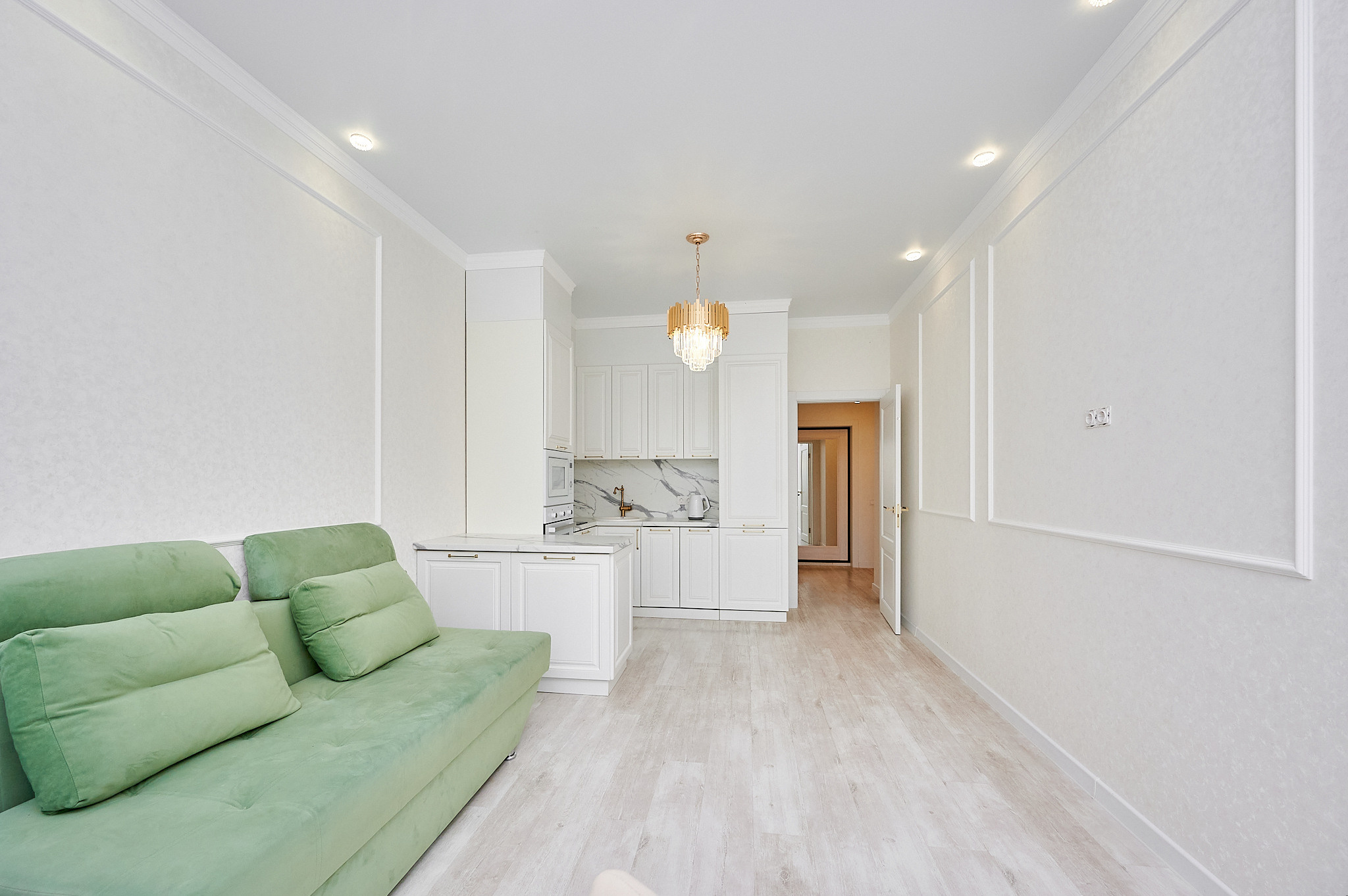 кухня зеленый диван белые обои белые шкафчики