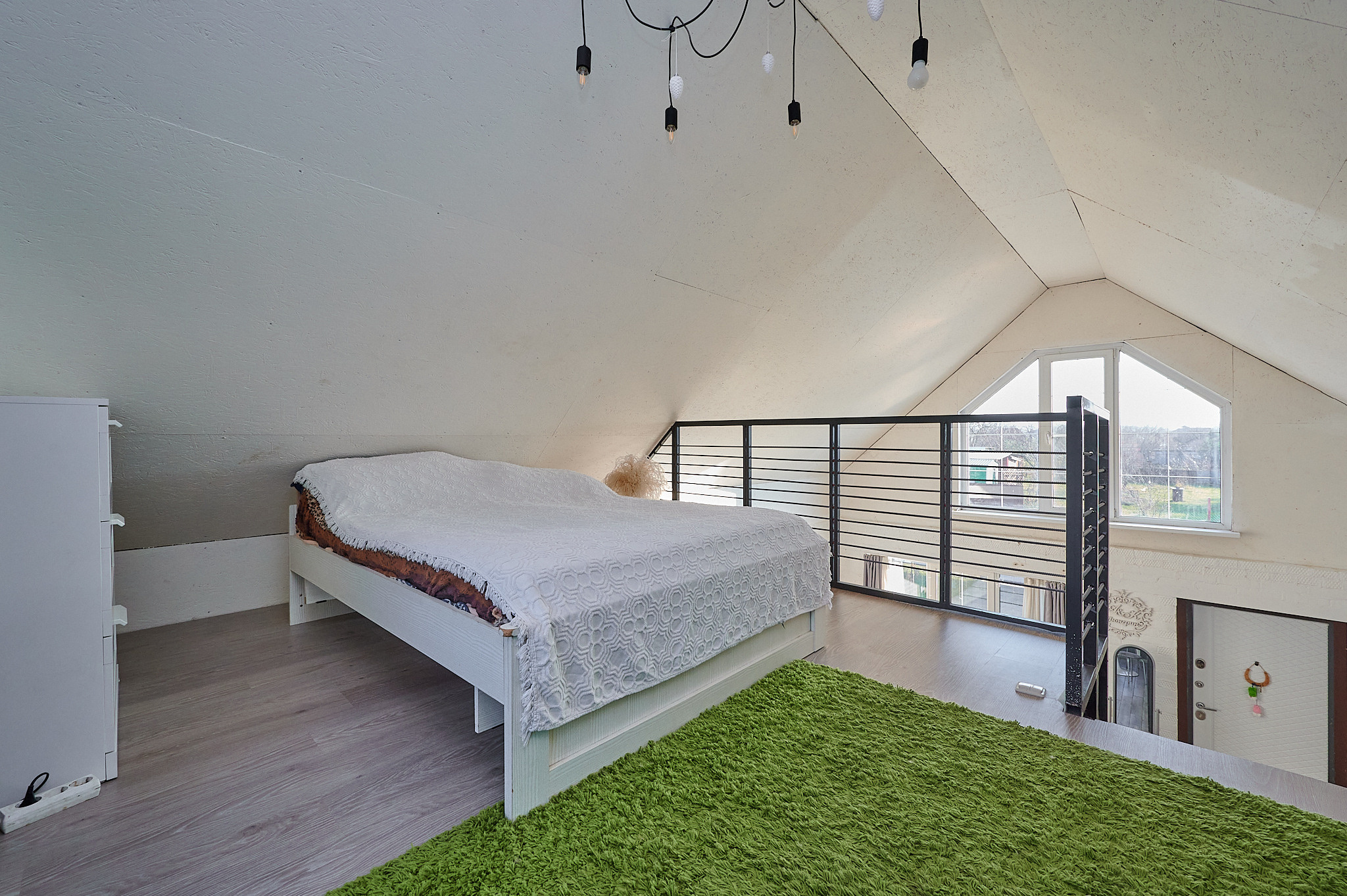 комната зеленый ковер белая кровать 