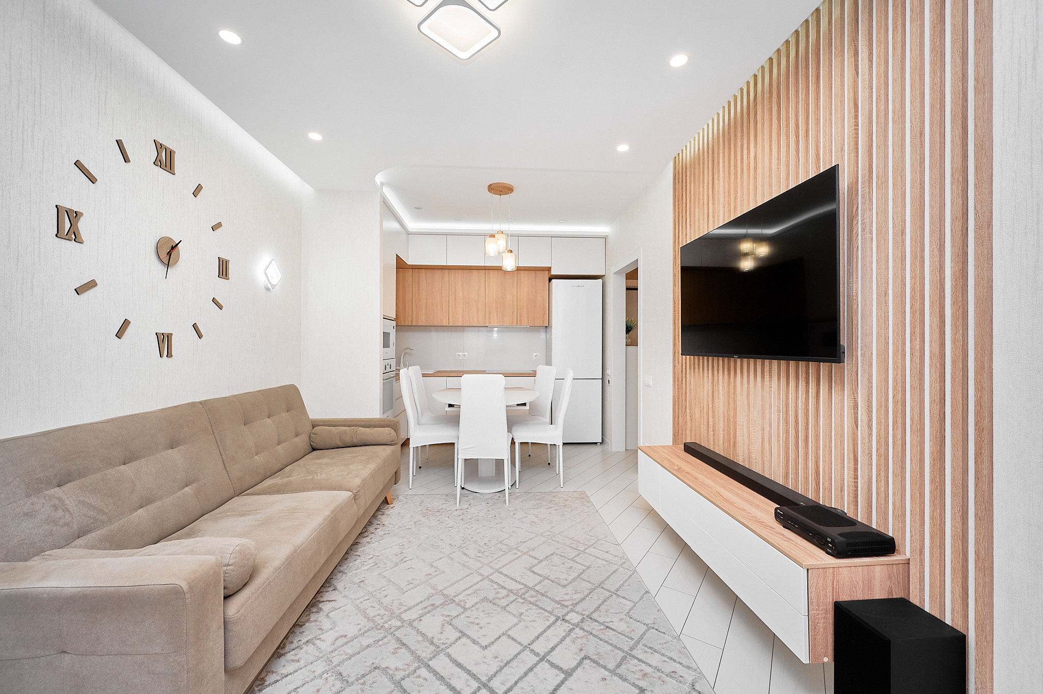 кухня в коричневых оттенках белые стулья белый кухонный стол 