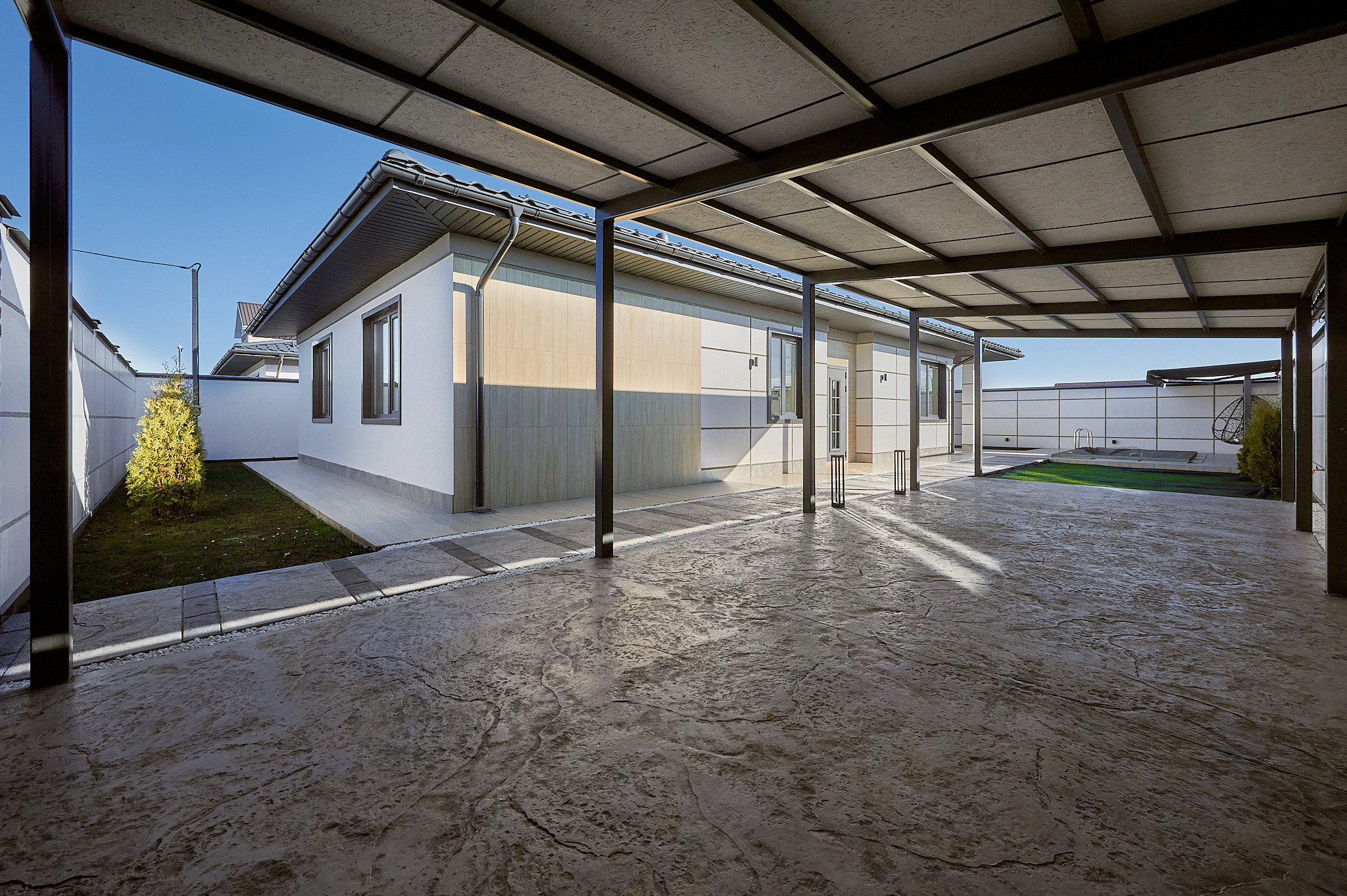 одноэтажный дом в белой расцветке 