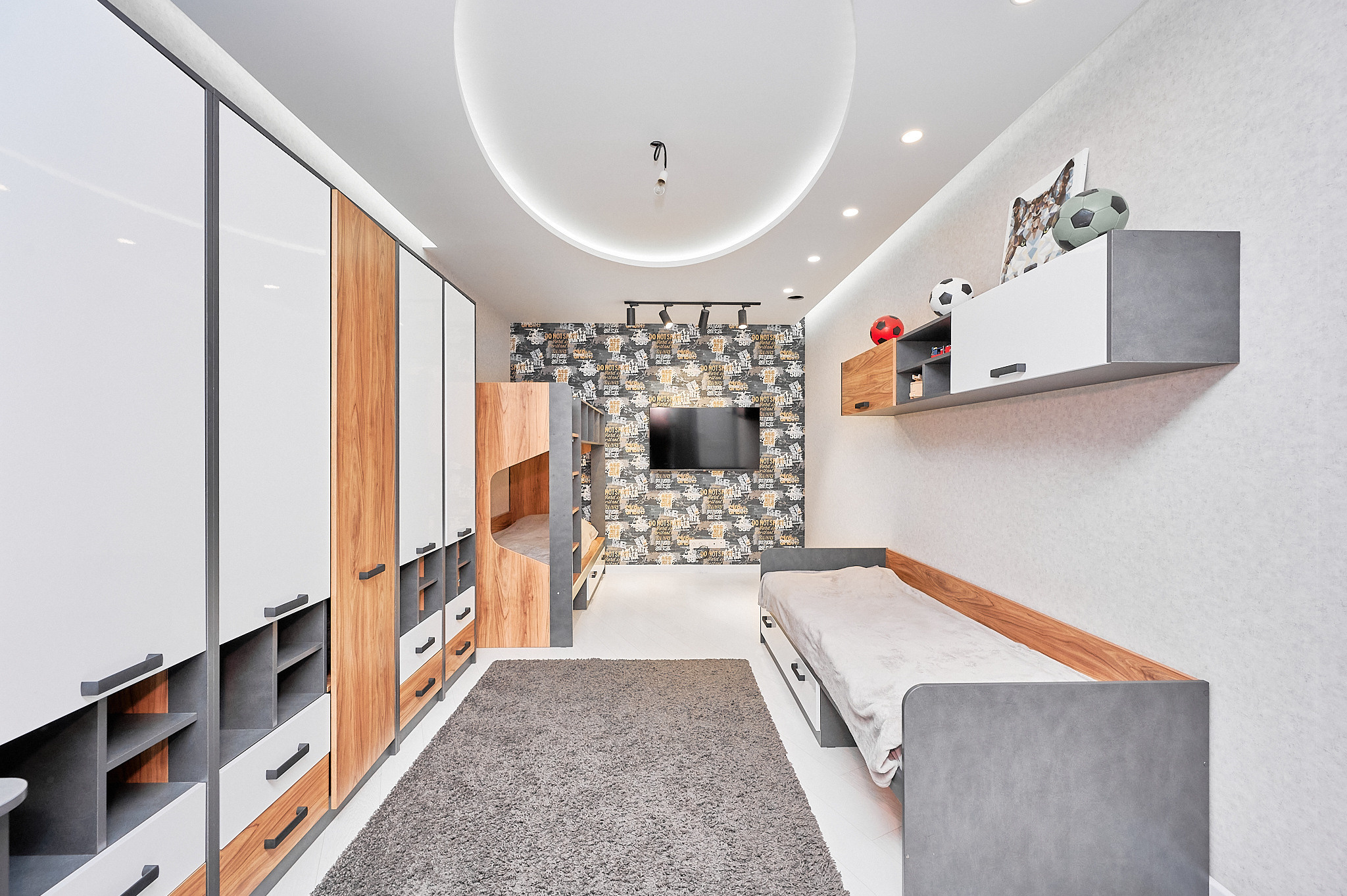 детская комната серо белого цвета и вставками дерева