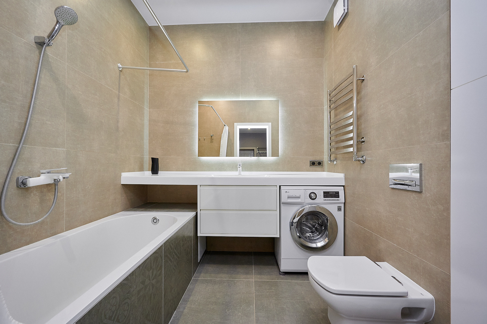 ванная  бежевые обои светлые вещи 