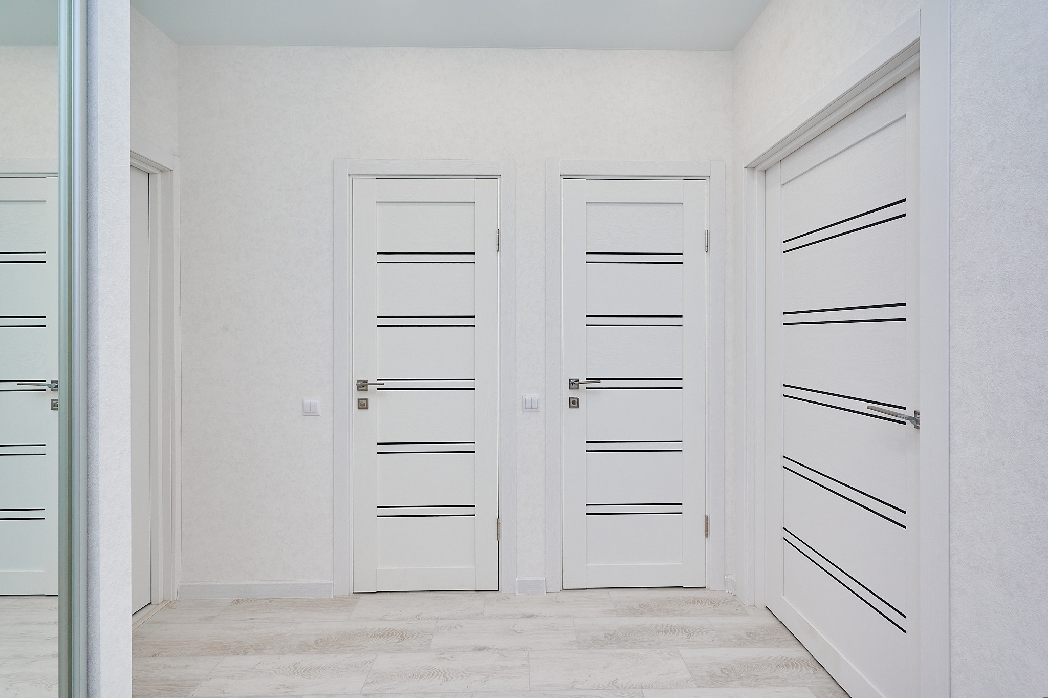 коридор белый белые двери 