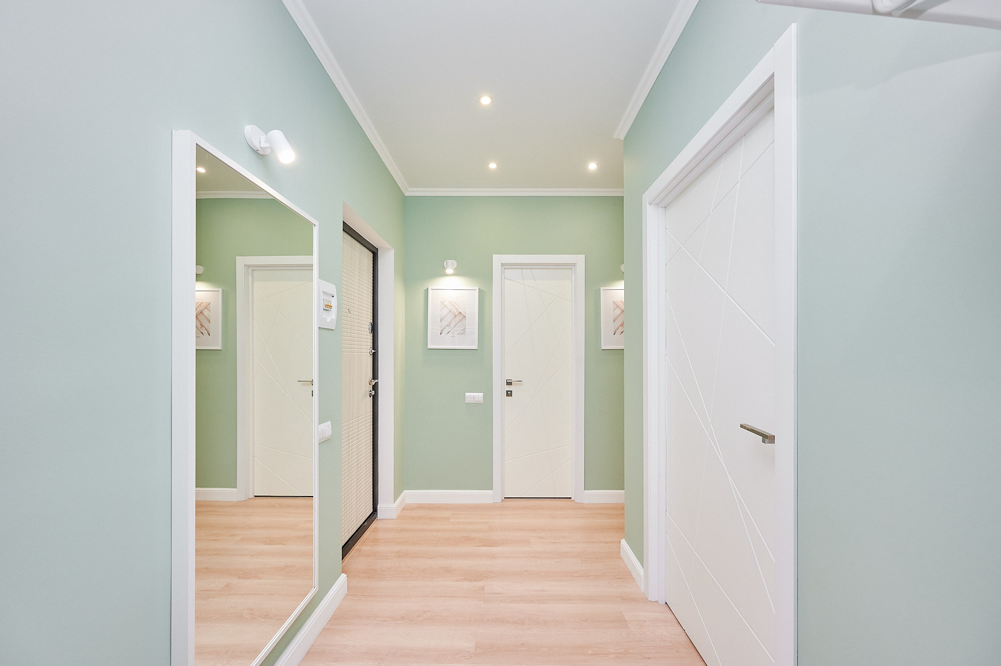 коридор бирюзовые обои белая входная дверь 