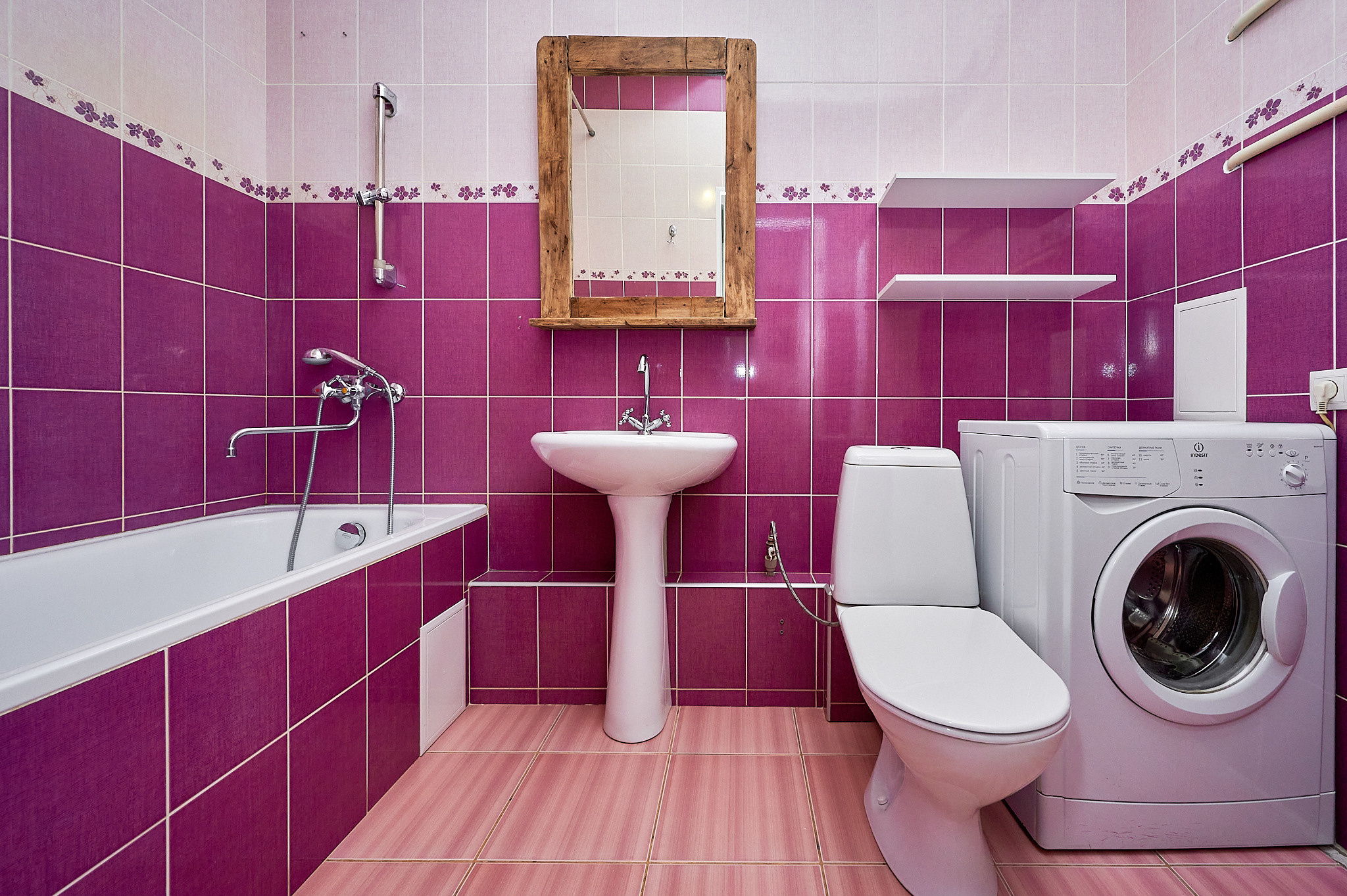 ванная комната фиолетовые оттенки  плитка фиолетовая 