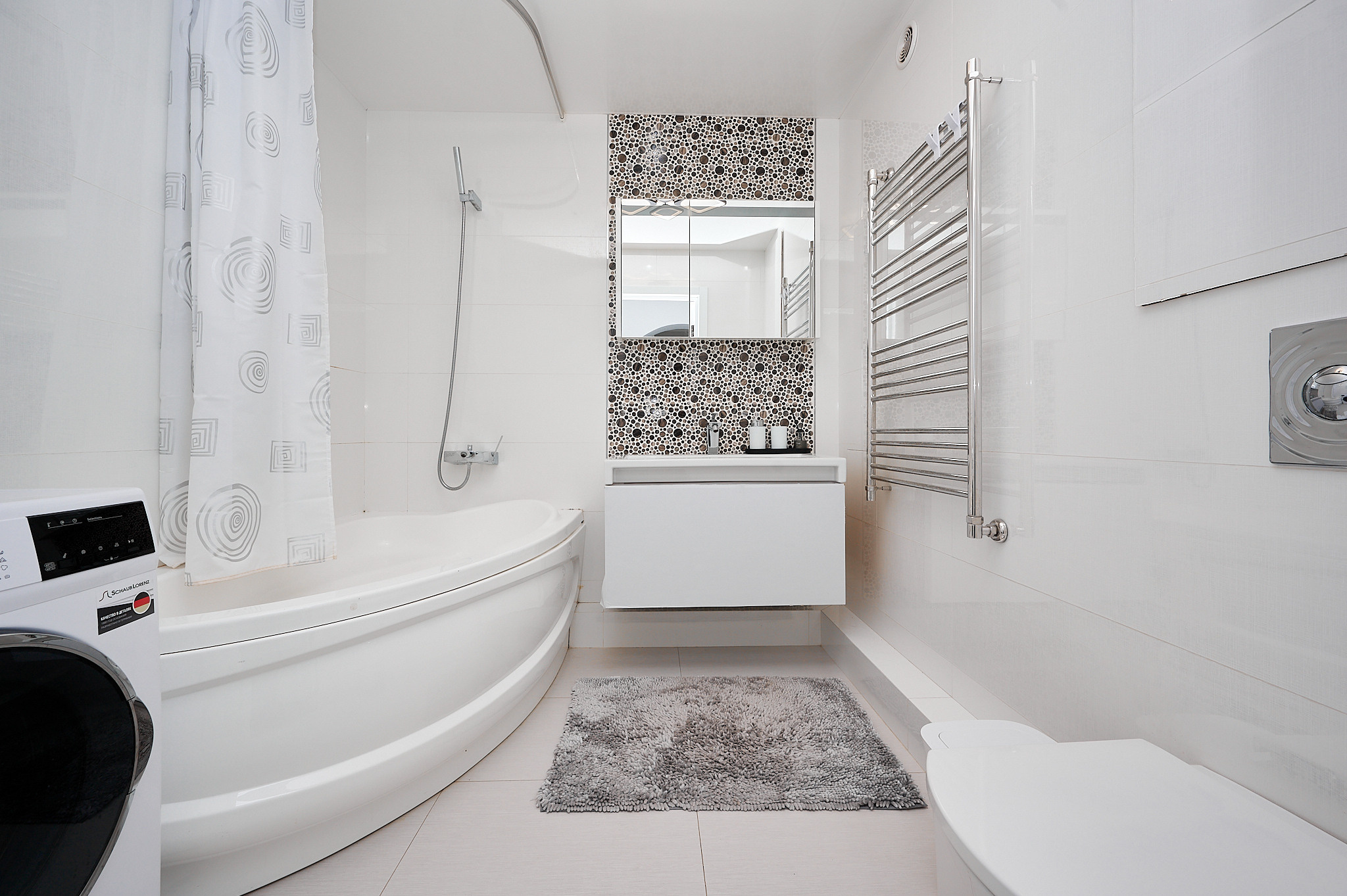 ванная комната белые оттенки серый ковер 