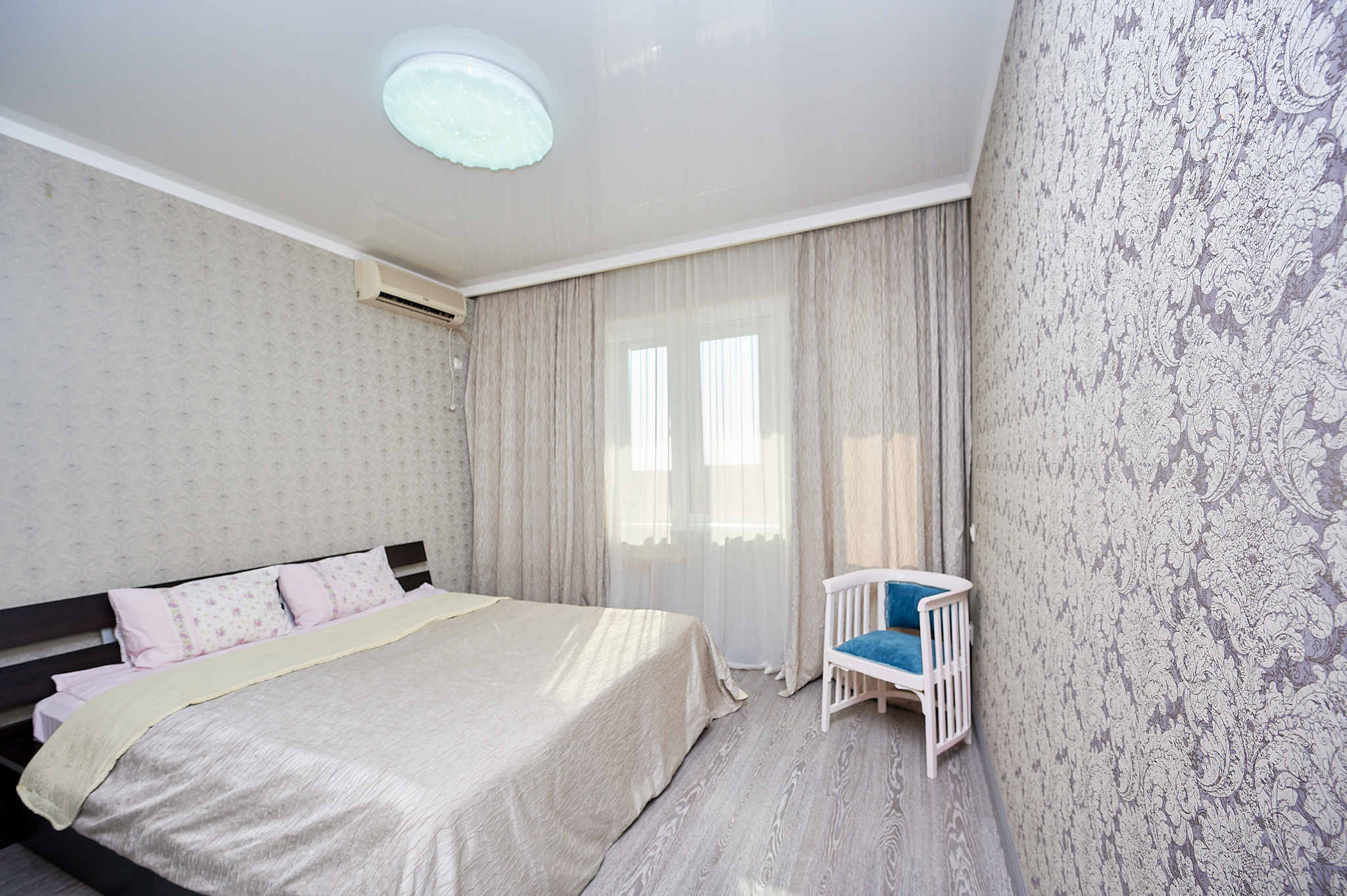 комната белые обои светлые шторы светлая кровать 