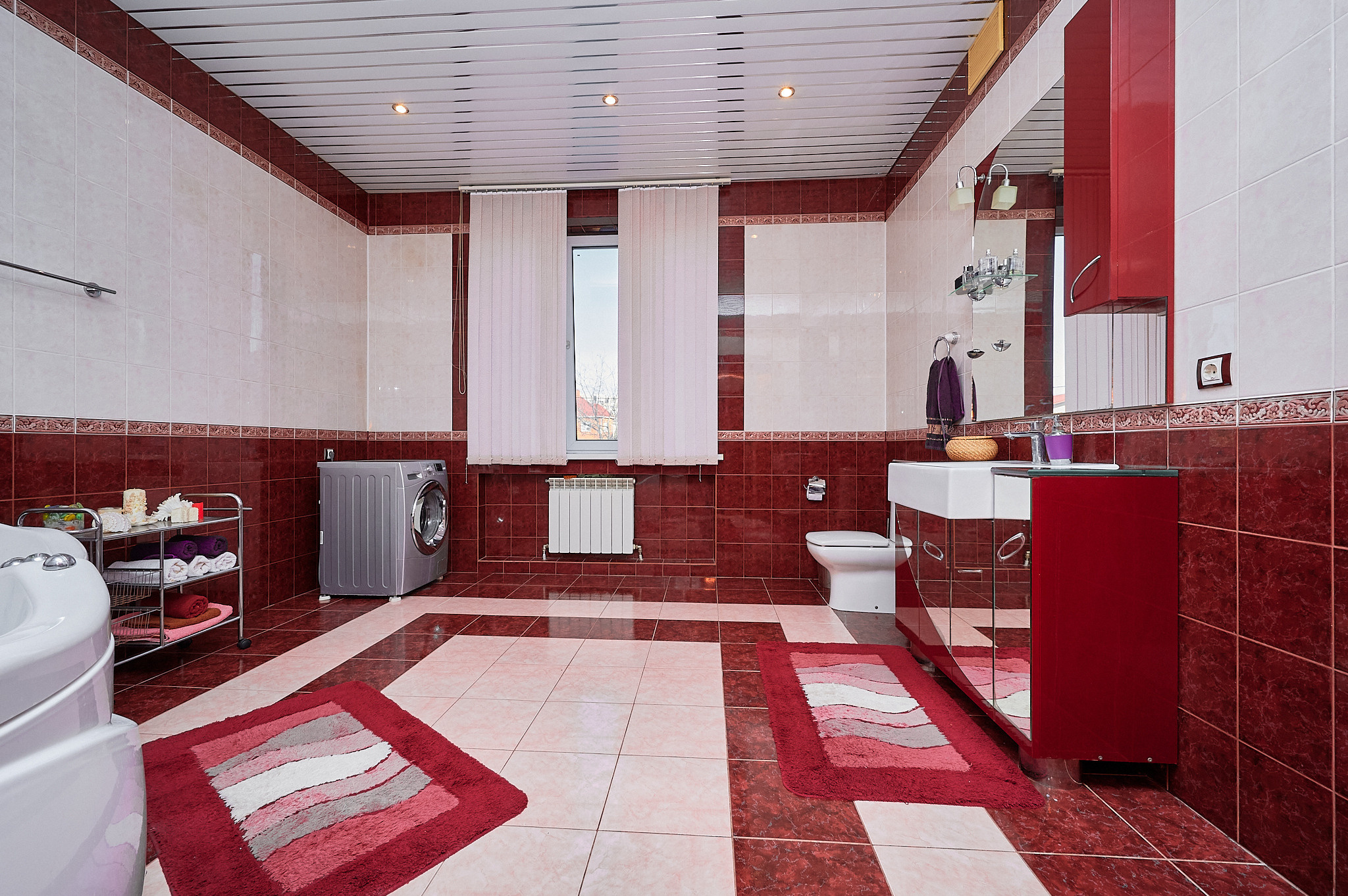 ванная комната в красной и белой расцветке 