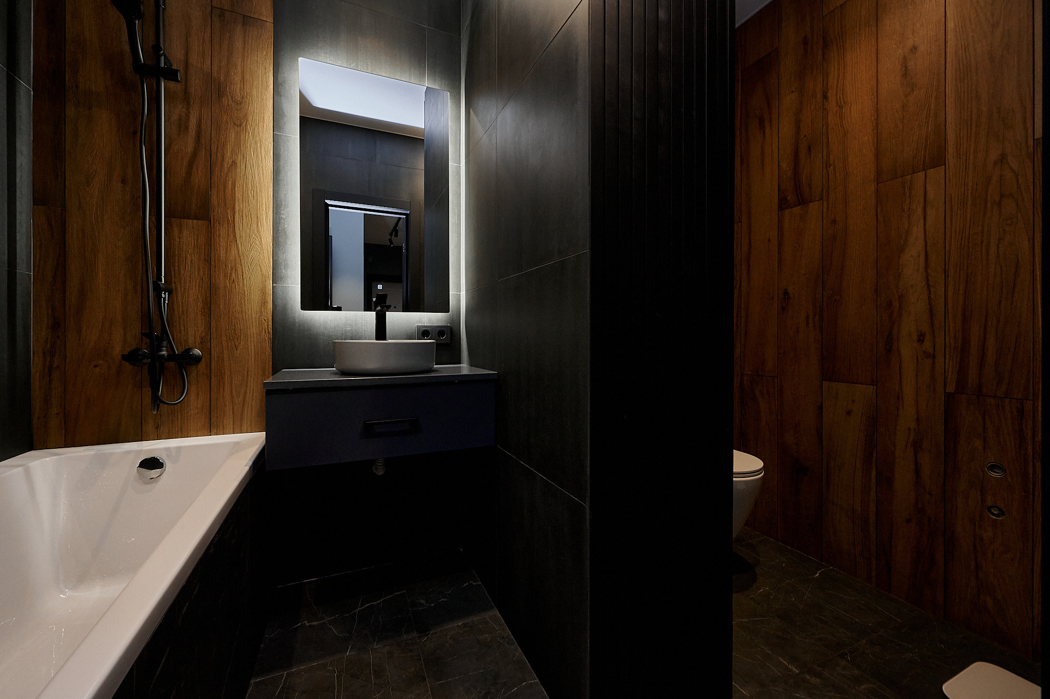 ванная комната в темной расцветке черно коричневые оттенки зеркало с подсветкой 