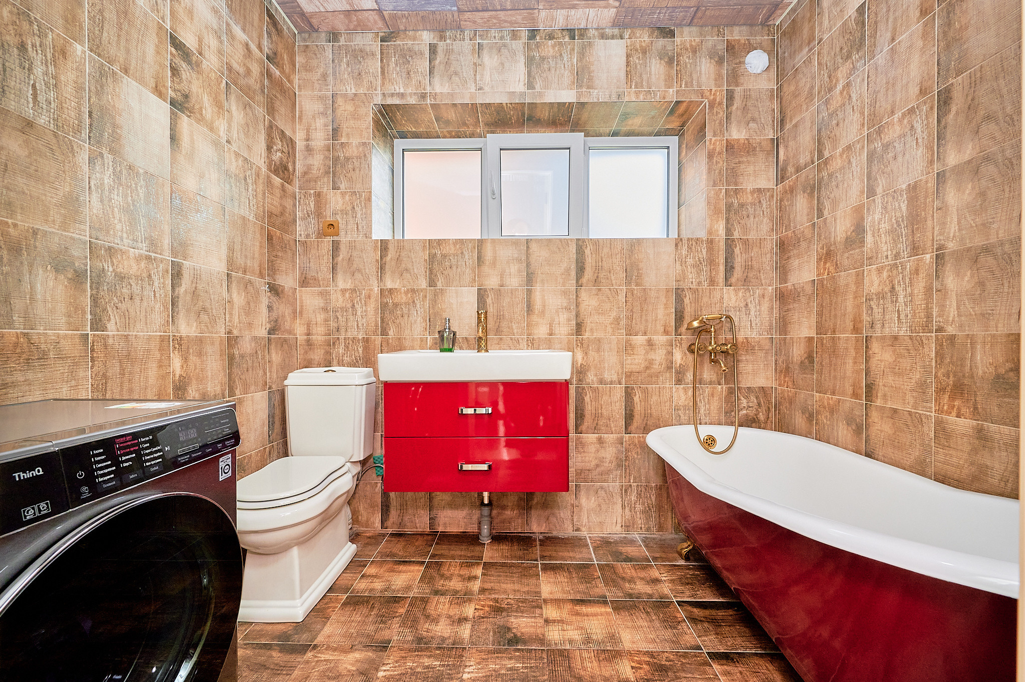 ванная комната  красная ванна красная тумбочка 