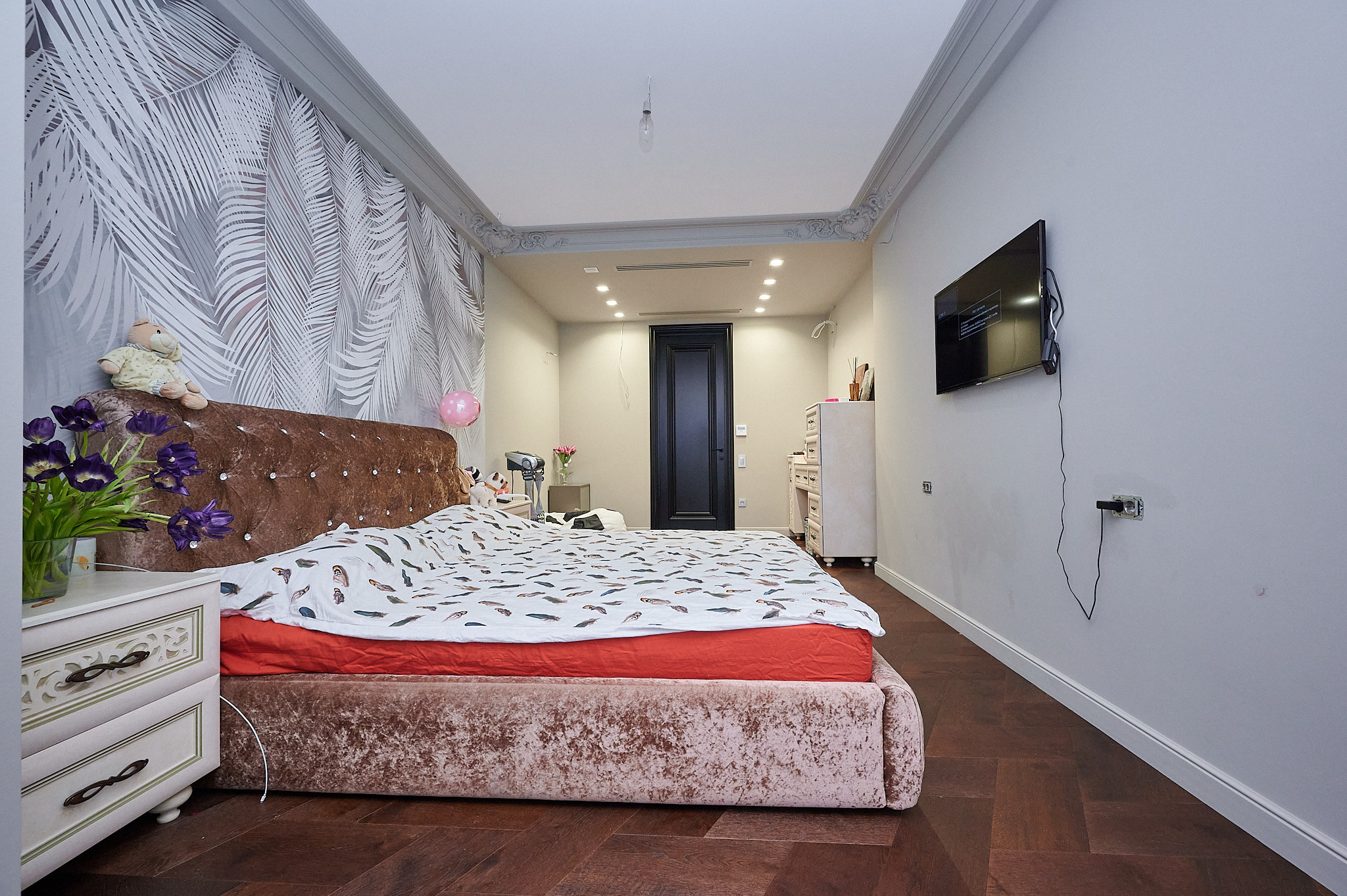 комната пудровая кровать 