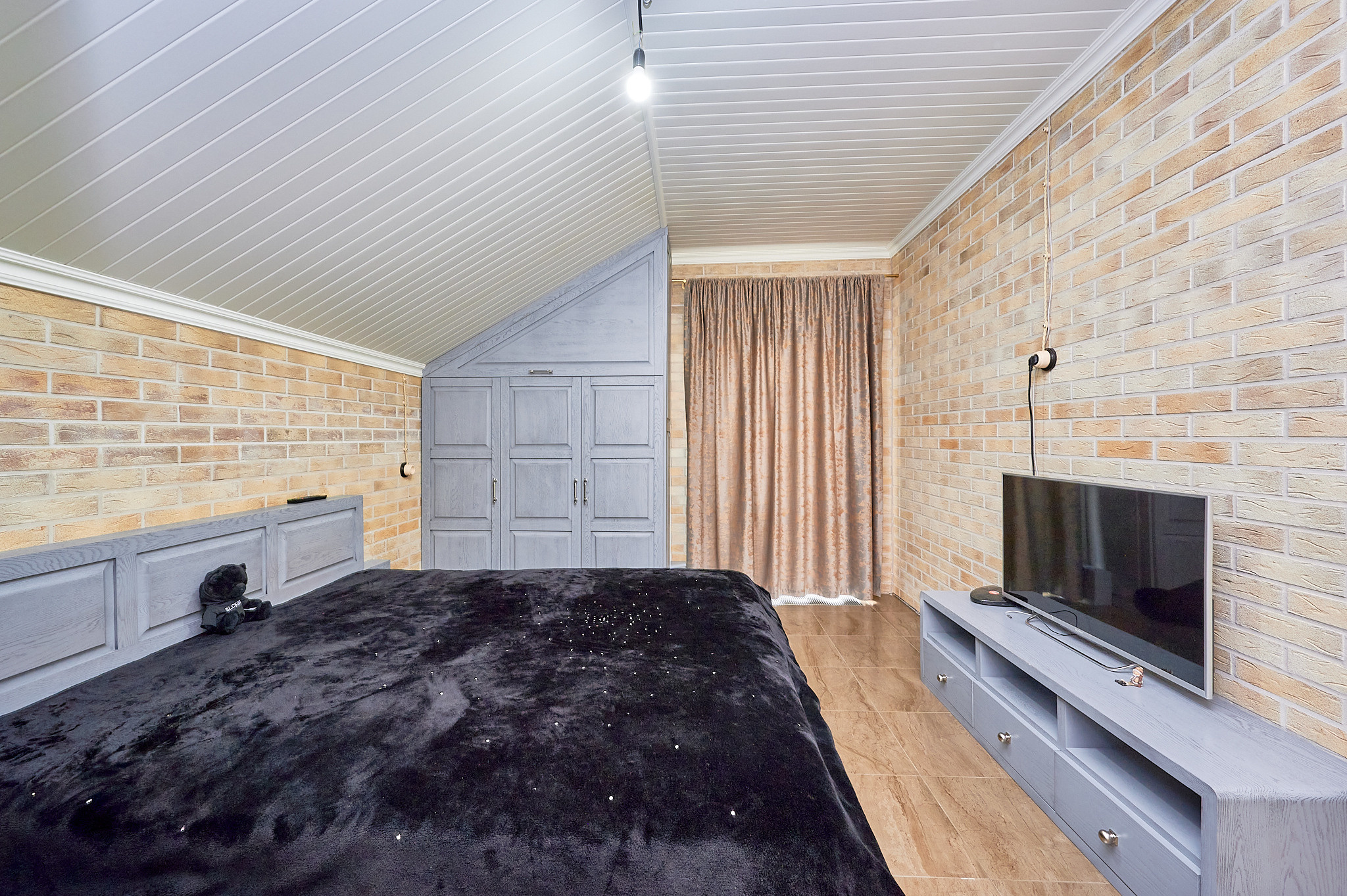 комната серая кровать  светлые шторы