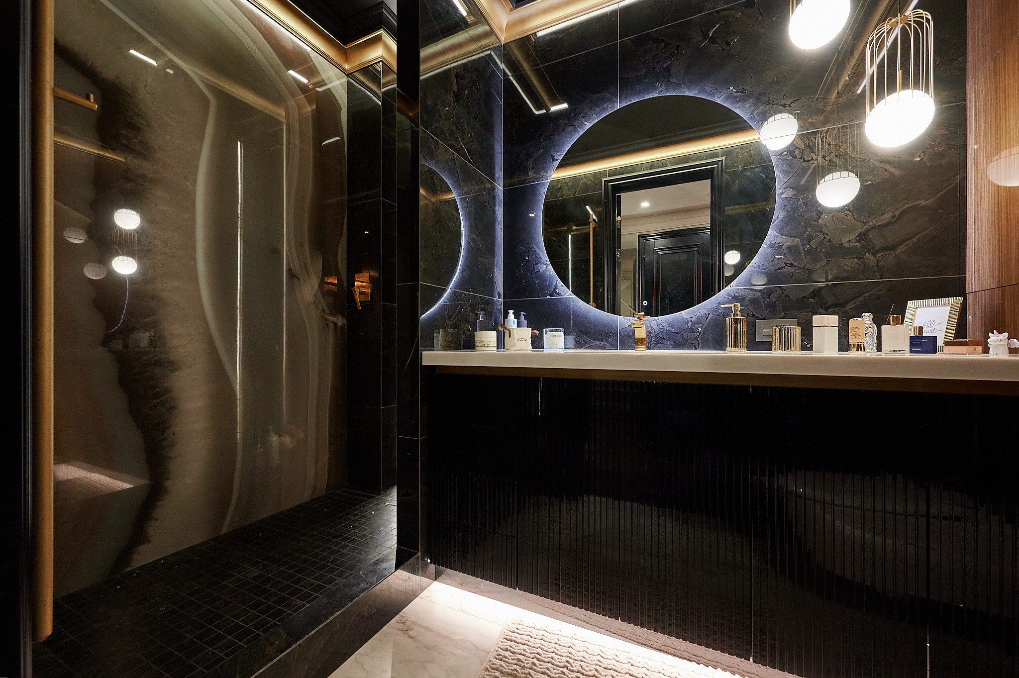 ванная комната черные оттенки черные стены 