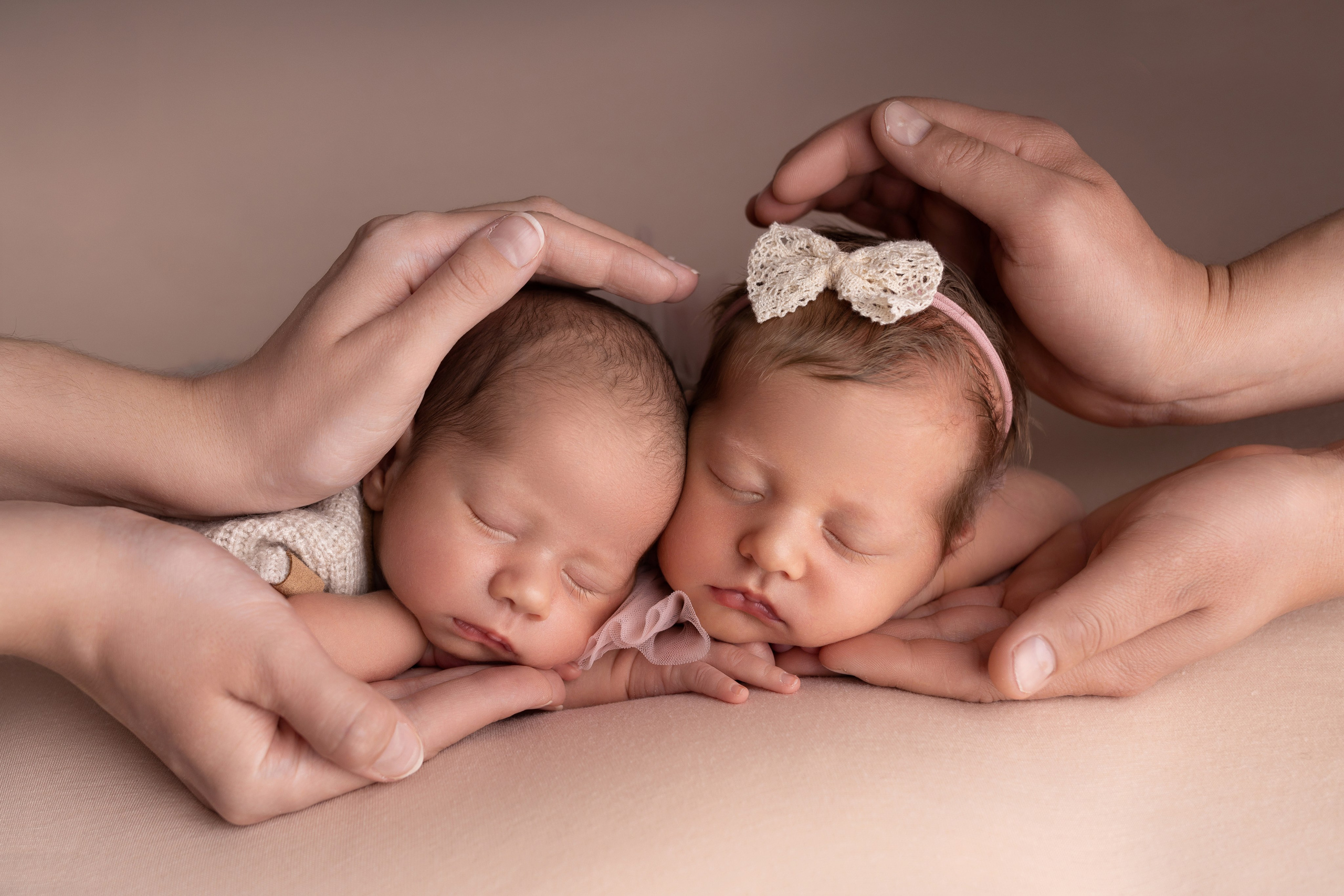 Фотосъемка двойни. Фотограф новорожденных малышей в Омске и Омской области Эльвира Камаева
