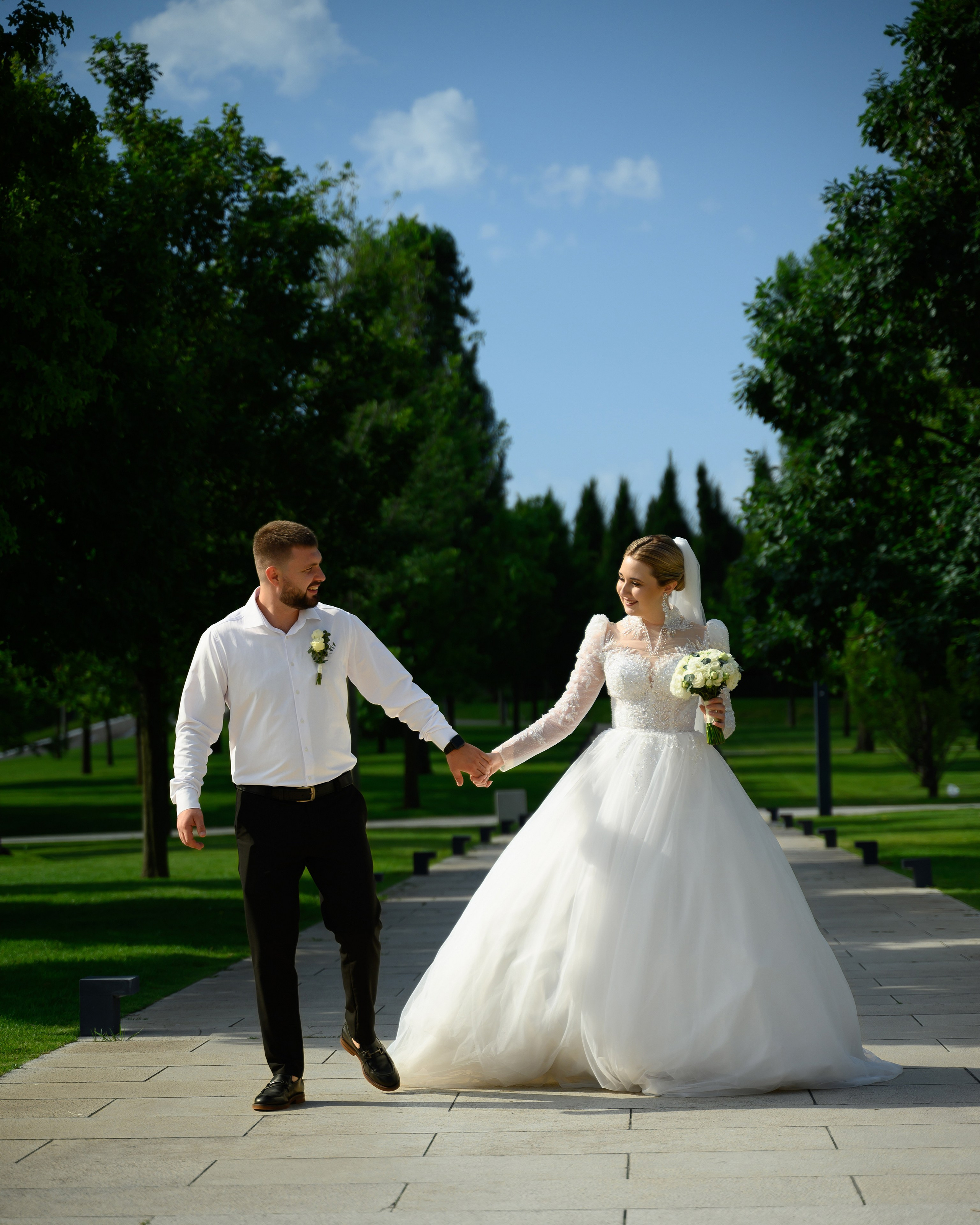 Фотография идущих молодоженов по парку Краснодар.