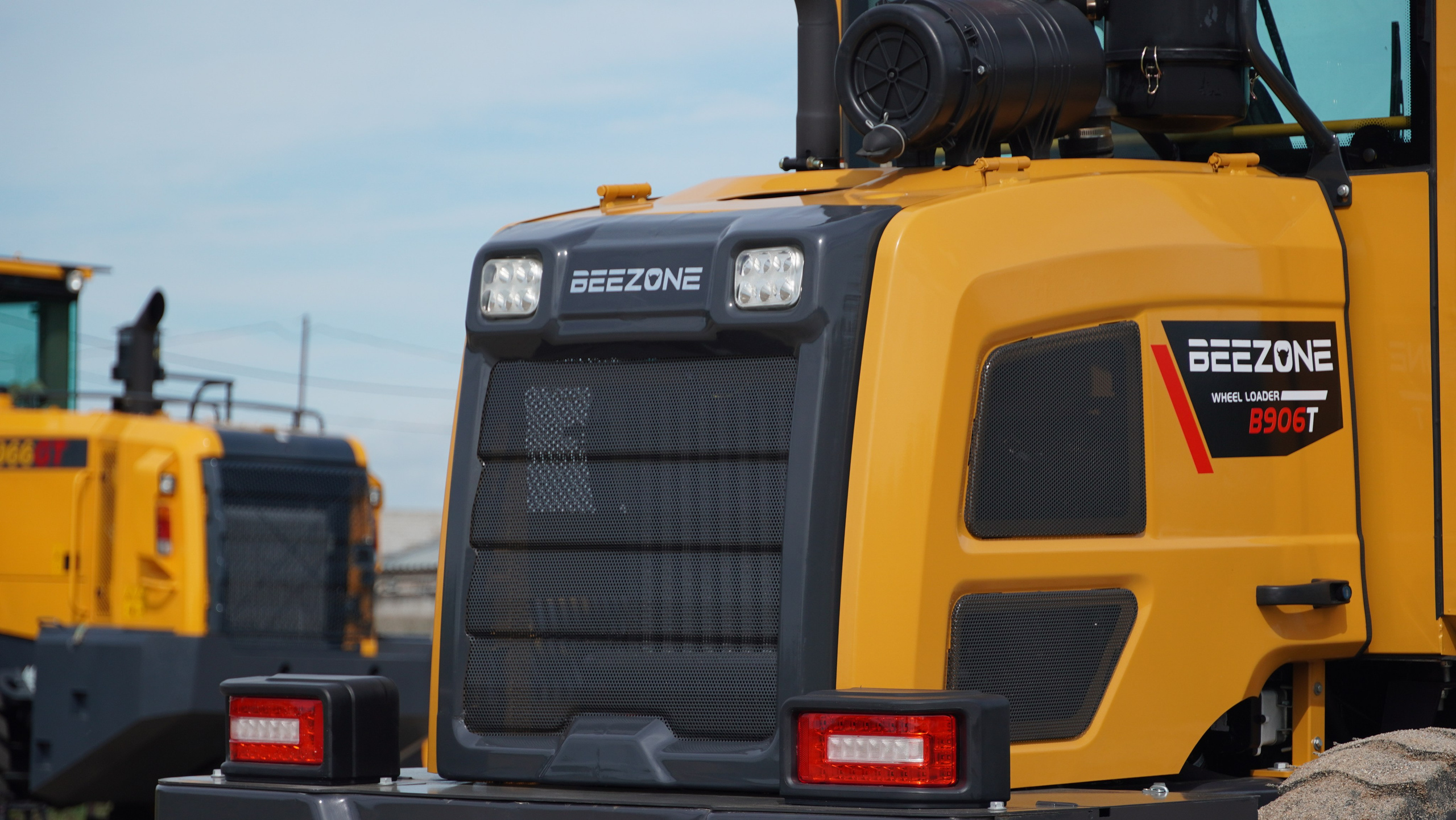 Фото фронт.погр. Beezone 918. Продажа и обслуживание грузовой техники и спецтехники в г. Новосибирск компания СТИ