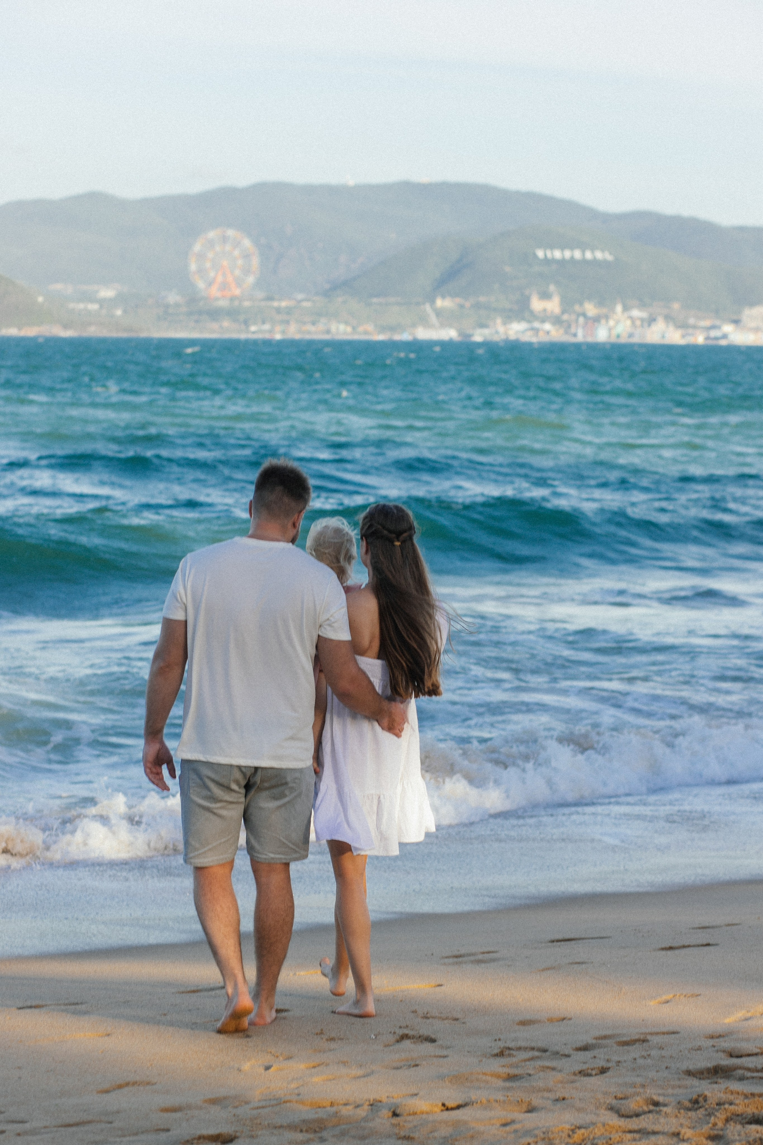 Вика и Влад с Соней на пляже. Главная
