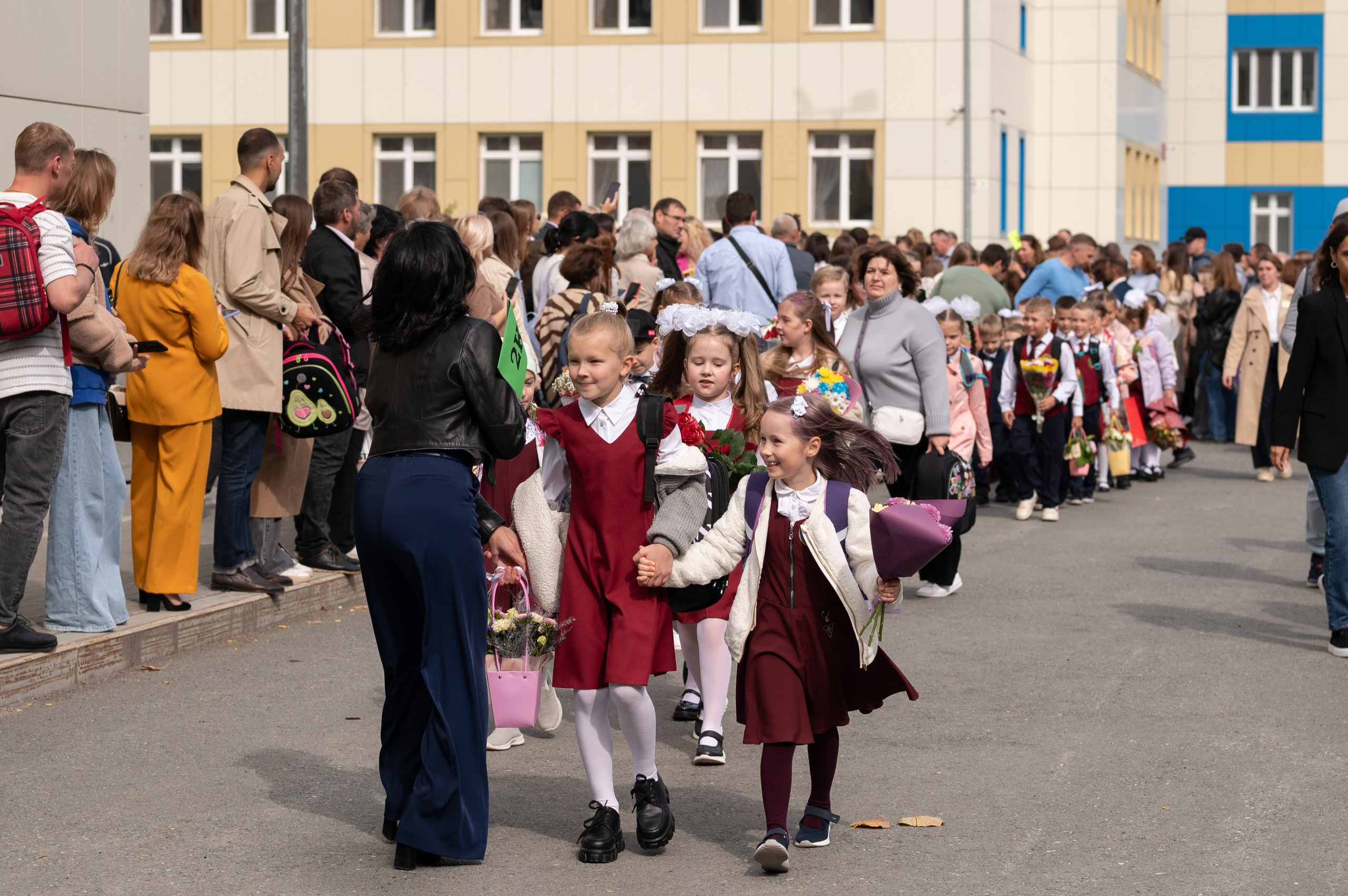 1 сентября 16 гимназия 2 класс (линейка + в классе+ на улице). Фотограф новорожденных, семейный детский в Тюмени Татьяна Морозова