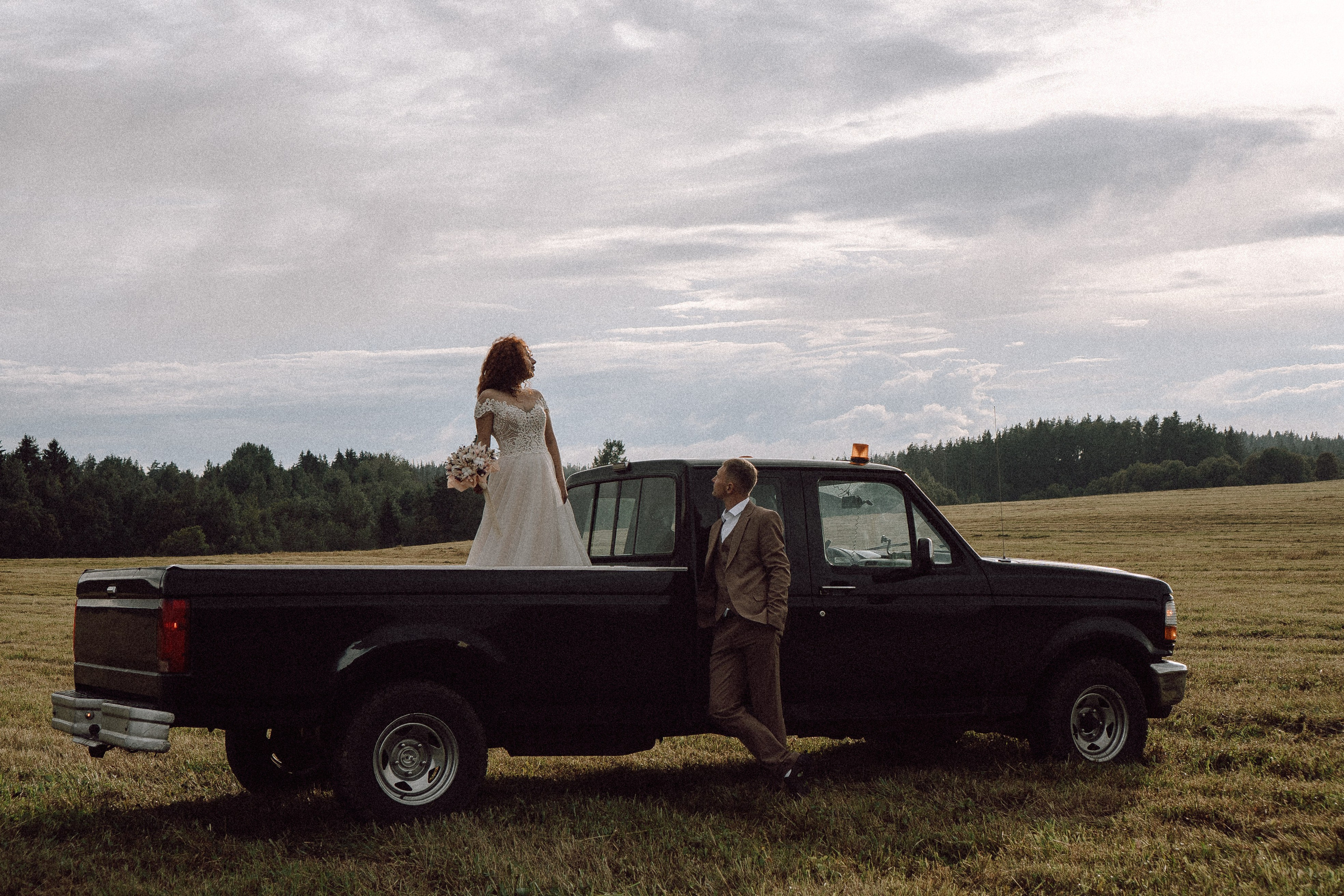 СВАДЕБНАЯ ФОТОСЕССИИЯ ПАРЫ В ГОРОДЕ ПРИОЗЕРСК В СОСНОВОМ ЛЕСУ И С ПИКАПОМ. Профессиональный фотограф, Санкт-Петербург — Виктория Богомолова