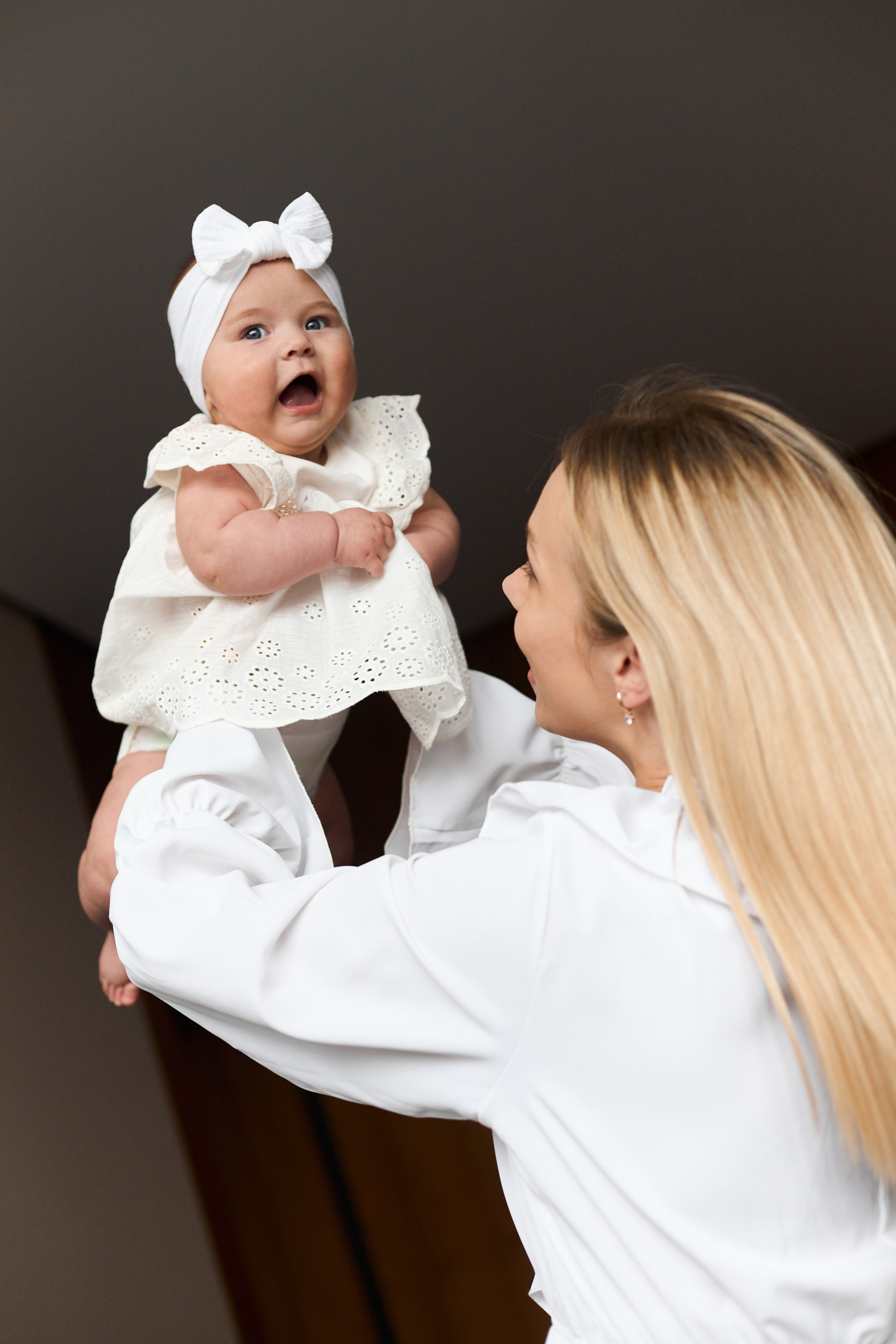 Семейная фотосессия Екатеринбург фотограф семейный фотосет в студии дома Екб заказать цена съемка детей родителей фотосъемка семьи Екб. Фотограф Екатеринбург Анастасия Жерновская | Маркетплейсы и нейрофото