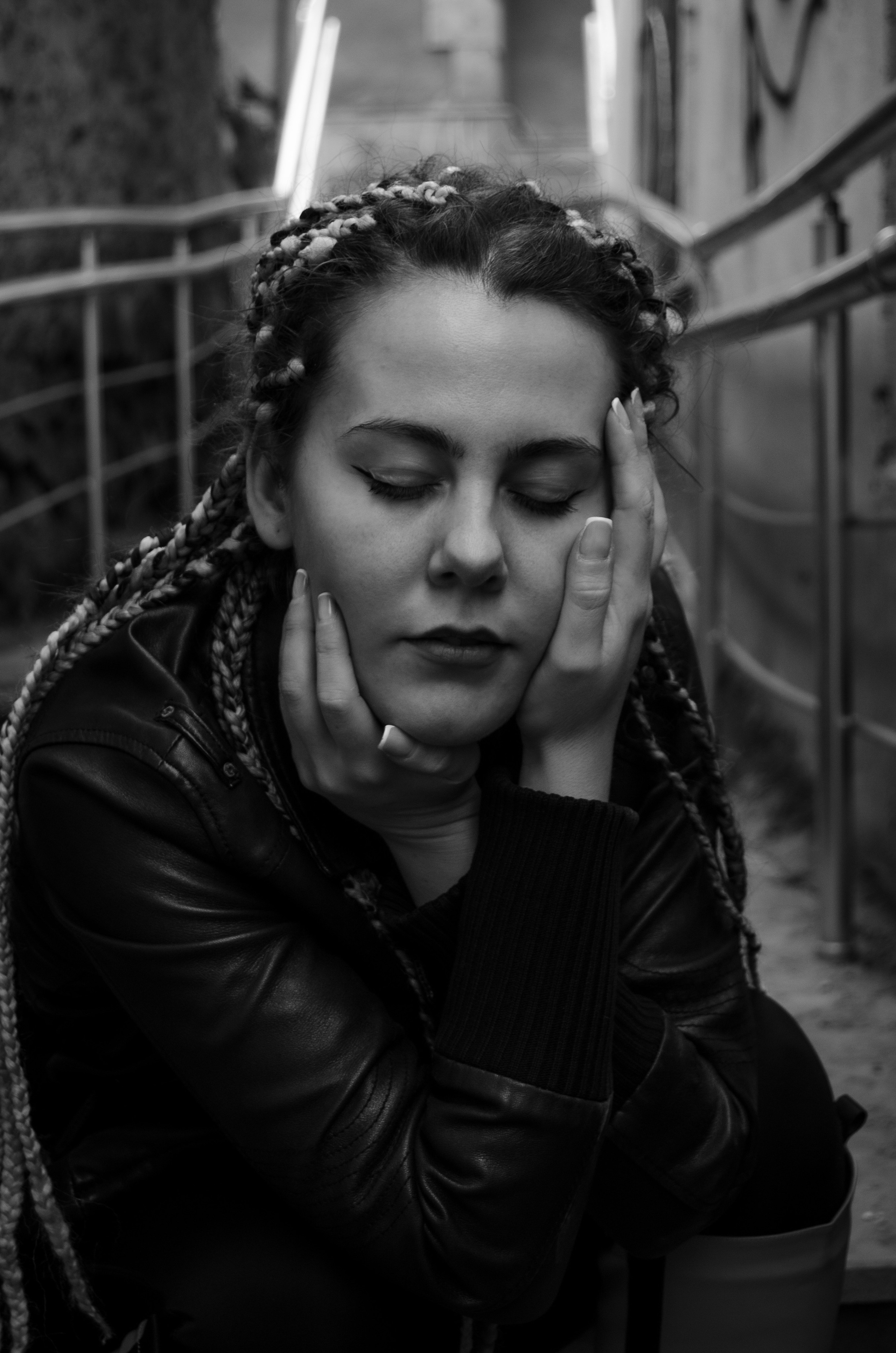 Фотосессия на фоне городского квартала. Yuri Panfyorov