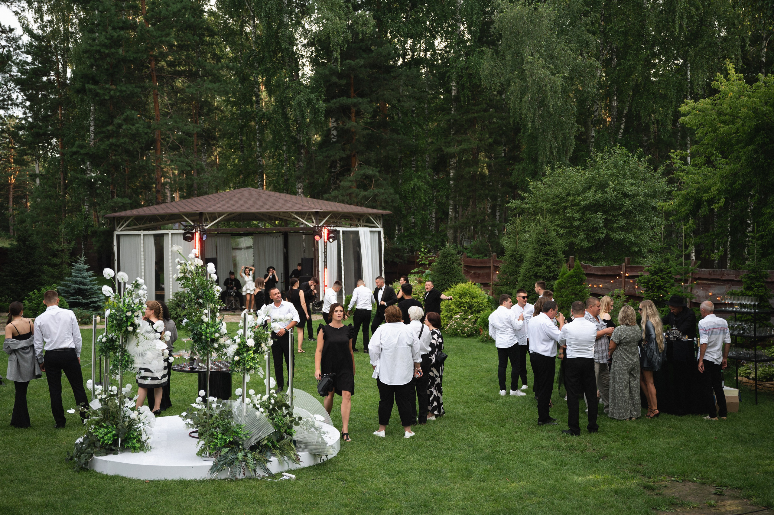 Артём и Софья, Lesnoy Village. Свадебный фотограф Наталья Доронина