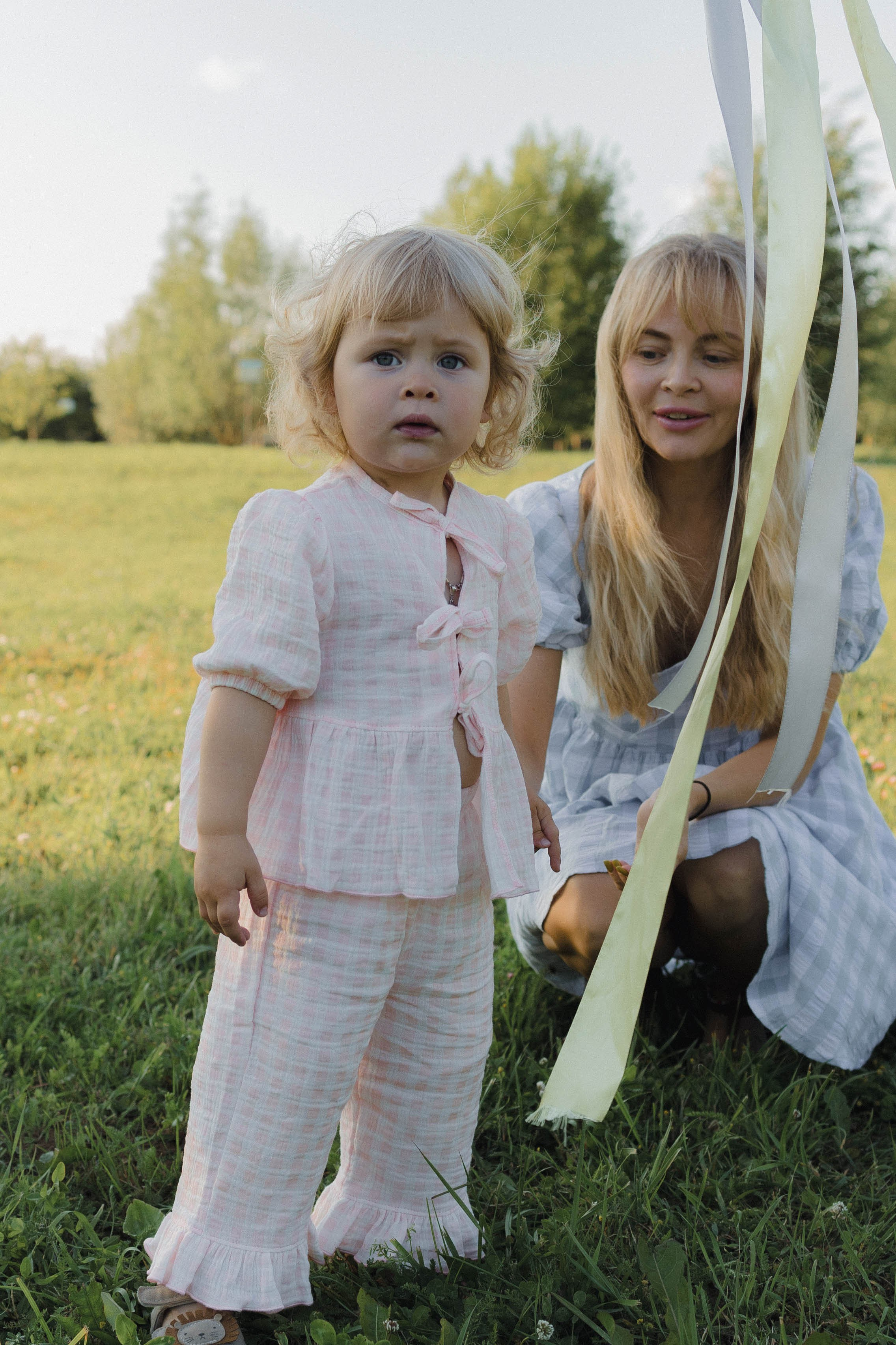Прогулка с родителями. Фотография о важном