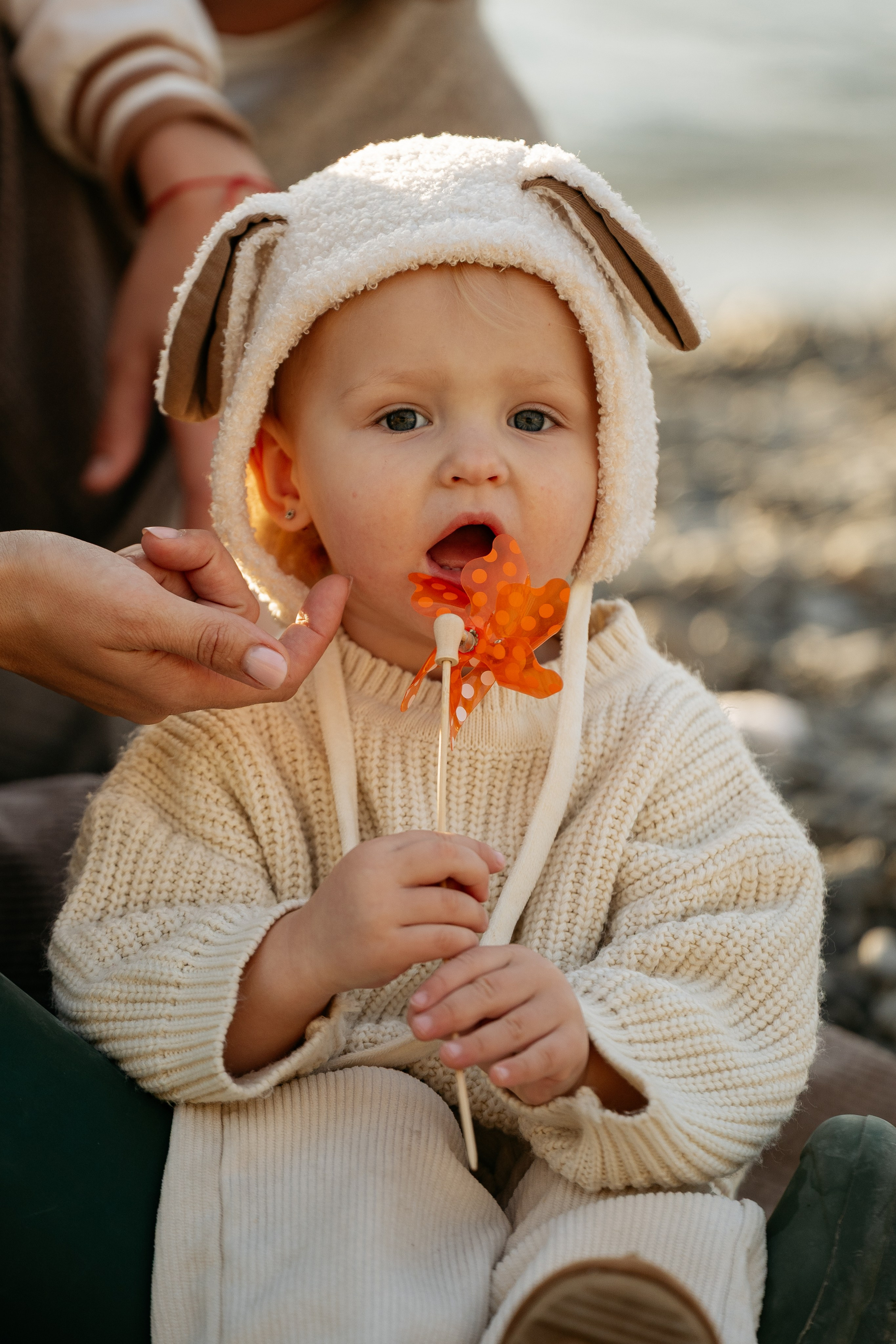 Фотограф Новороссийск, специализация — семейные съемки. Естественные портреты мамы, папы, маленькой девочки и мальчика-подростка на природе.