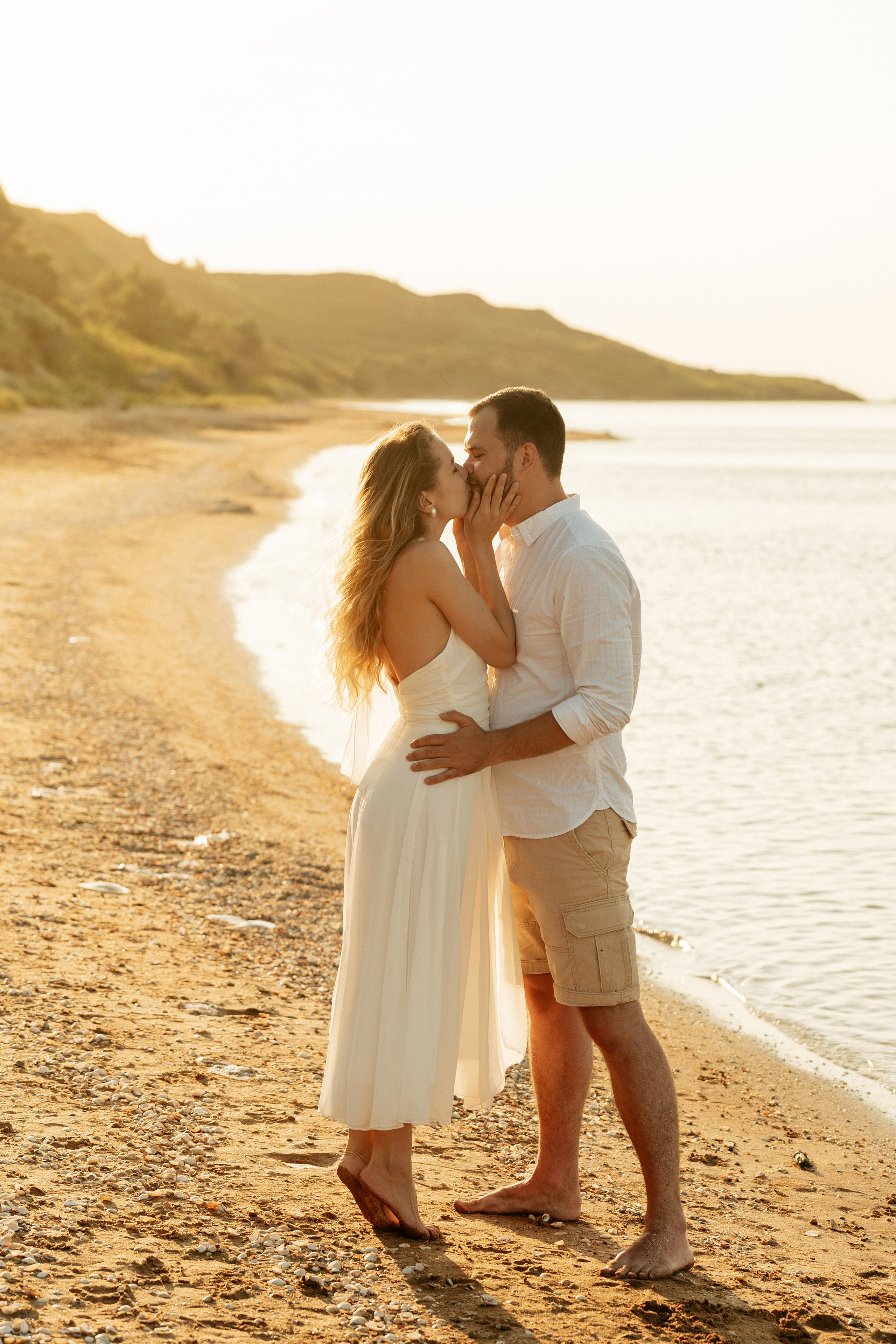 Фотосессия влюбленных в Волне – легкие поцелуи и объятия на фоне моря.