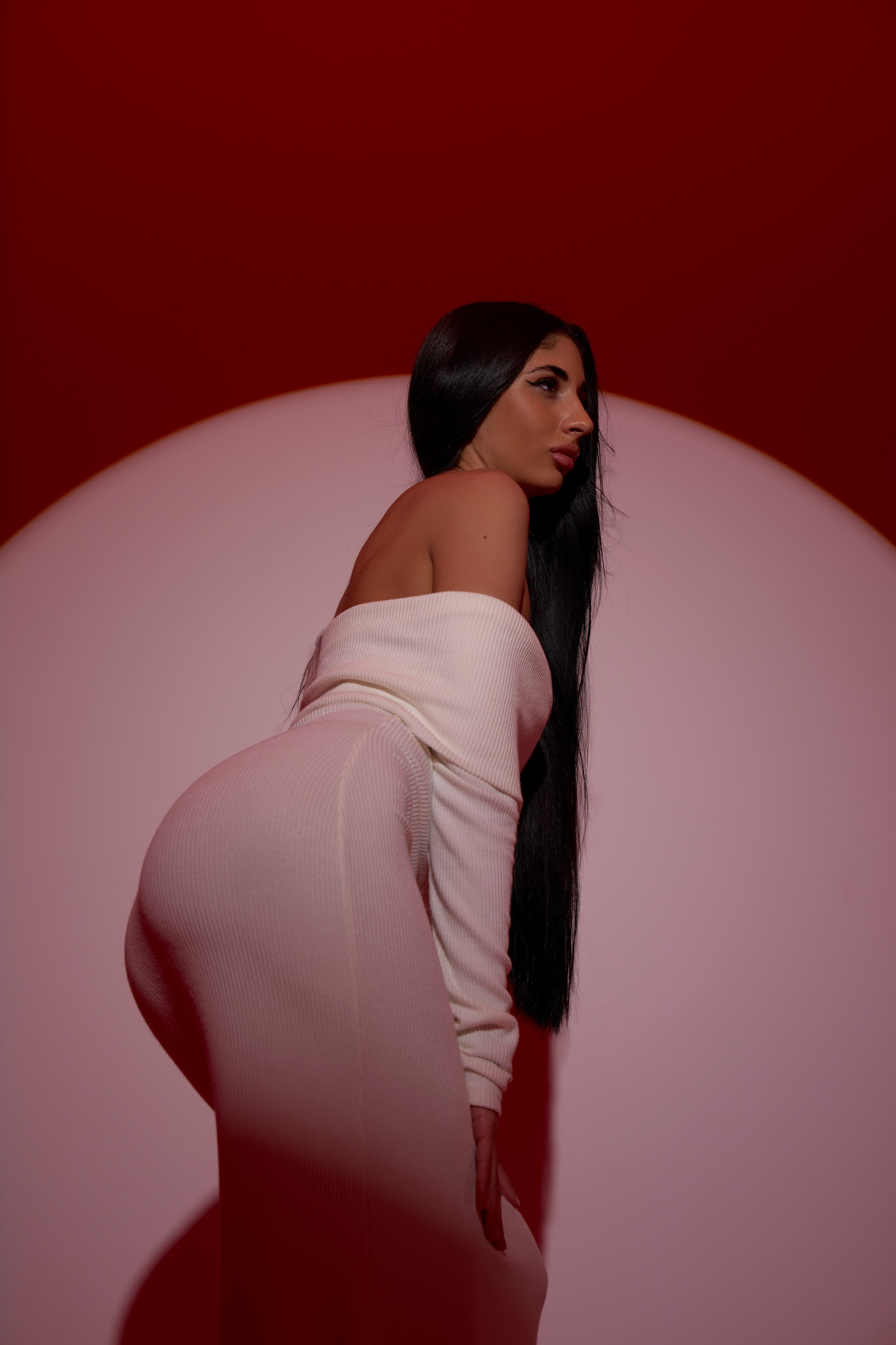 Fashion-фотосессия в Москве: девушка в белом платье на красном фоне, акцент на силуэт и позу