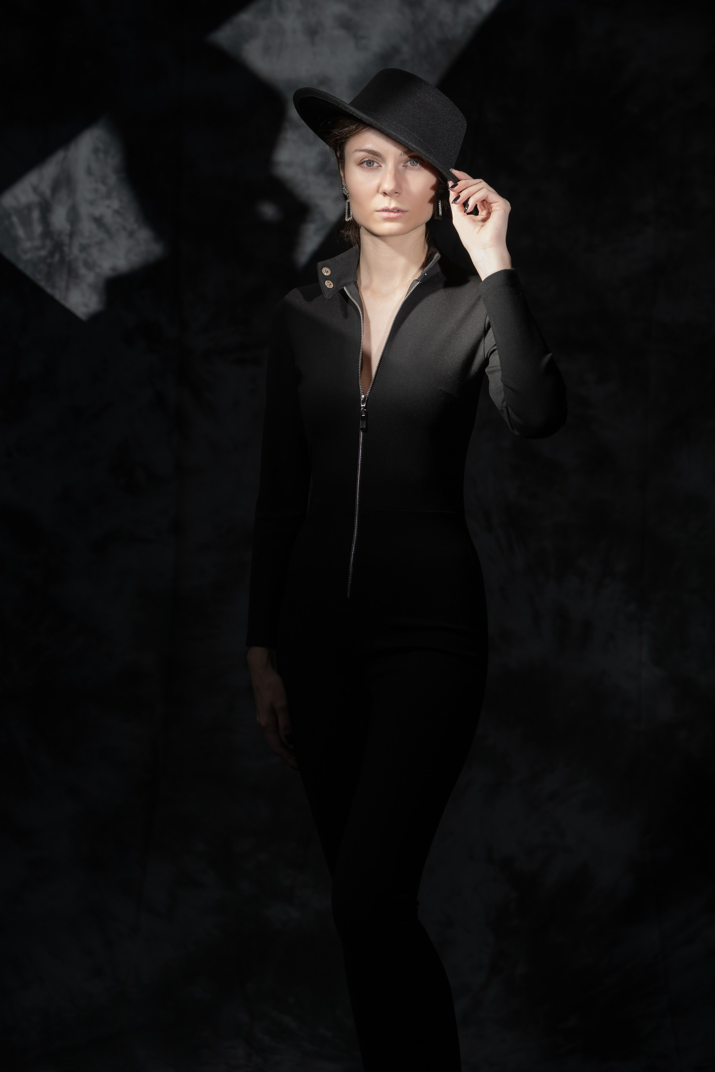 Цветная фотография. Портрет. Девушка в шляпе. Снято с постоянным светом в студии.