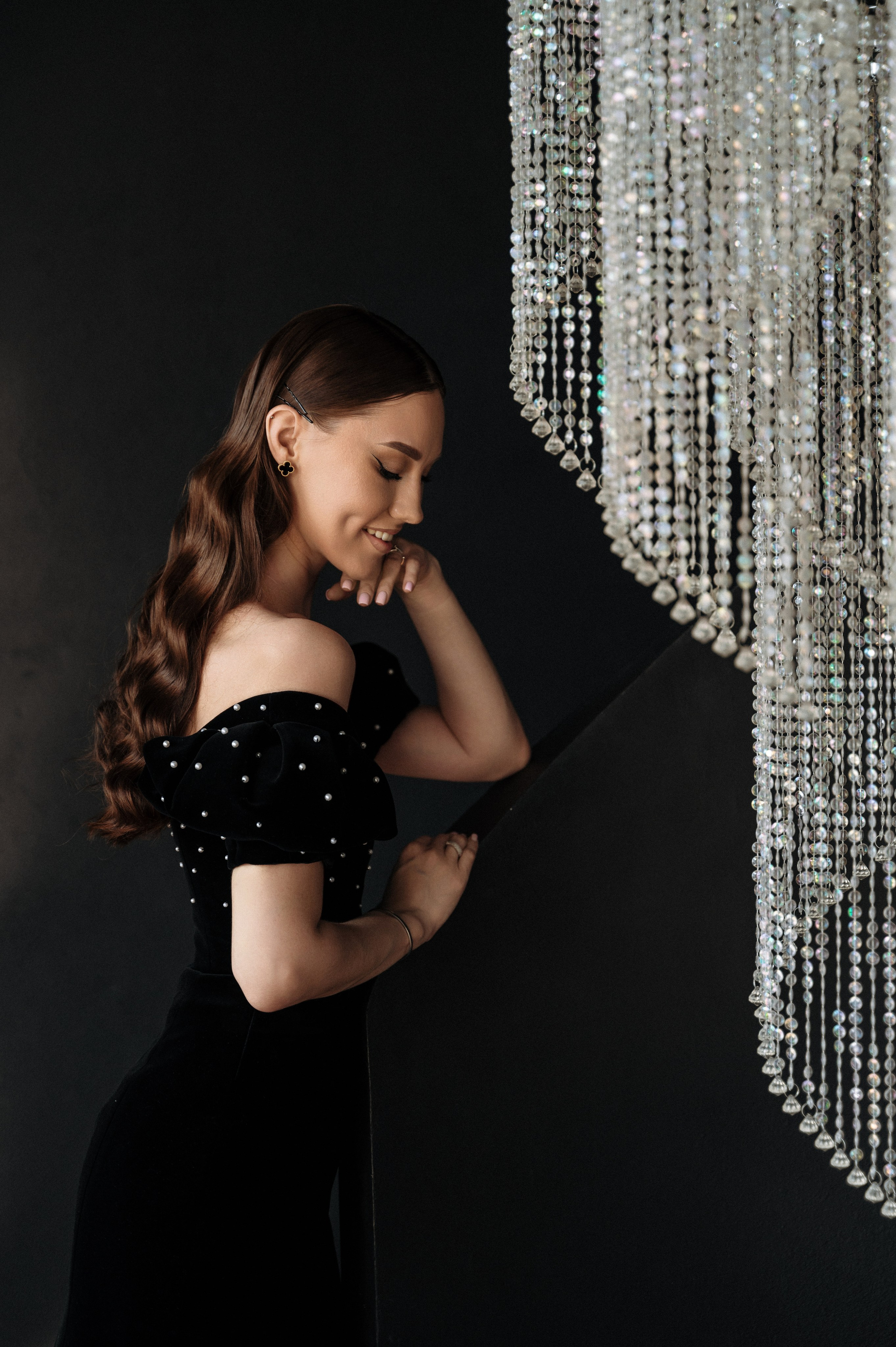 девушка с хрустальной люстрой