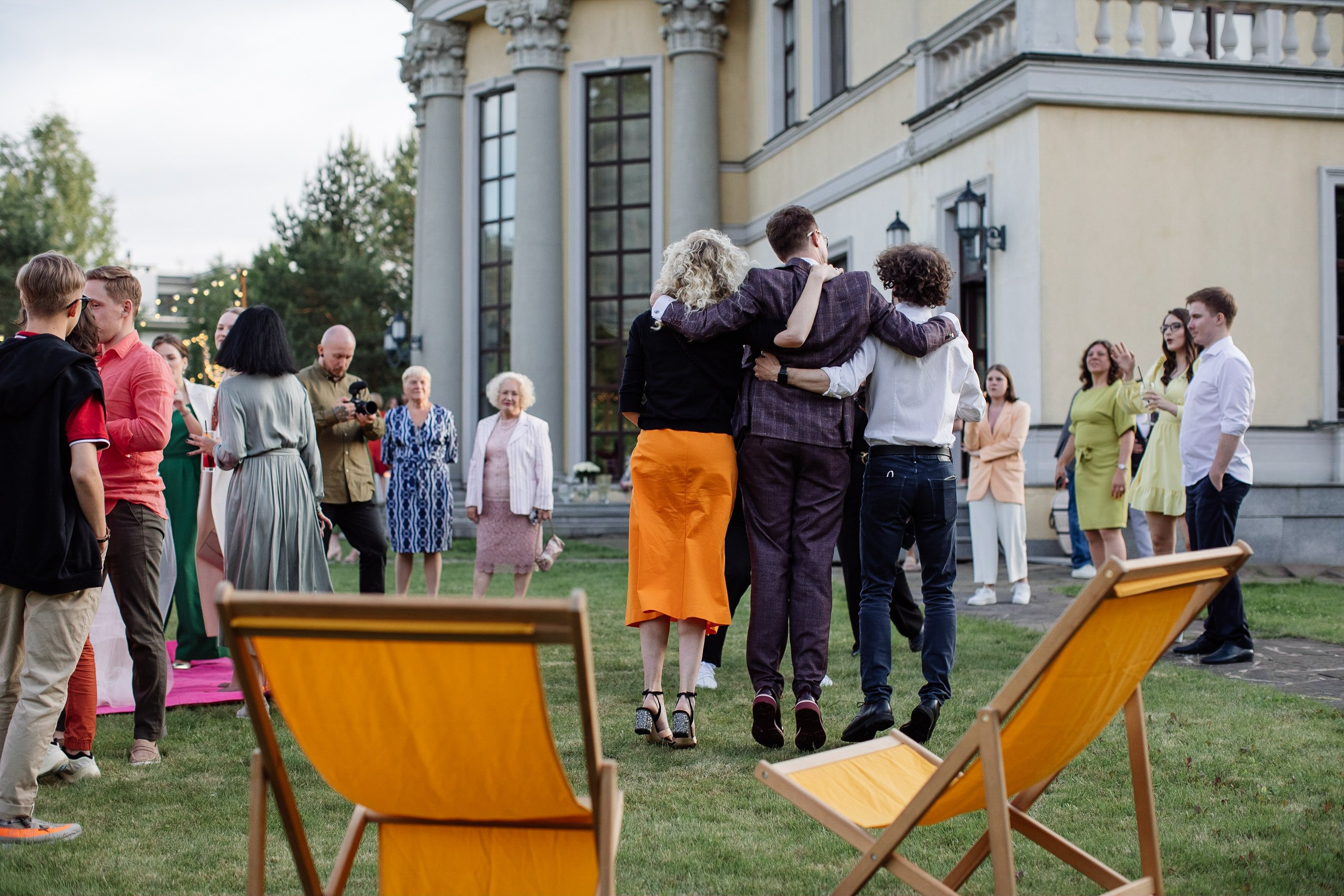 HOLDING_OUT_OF_THE_HERO. Wedding photographer in Europe