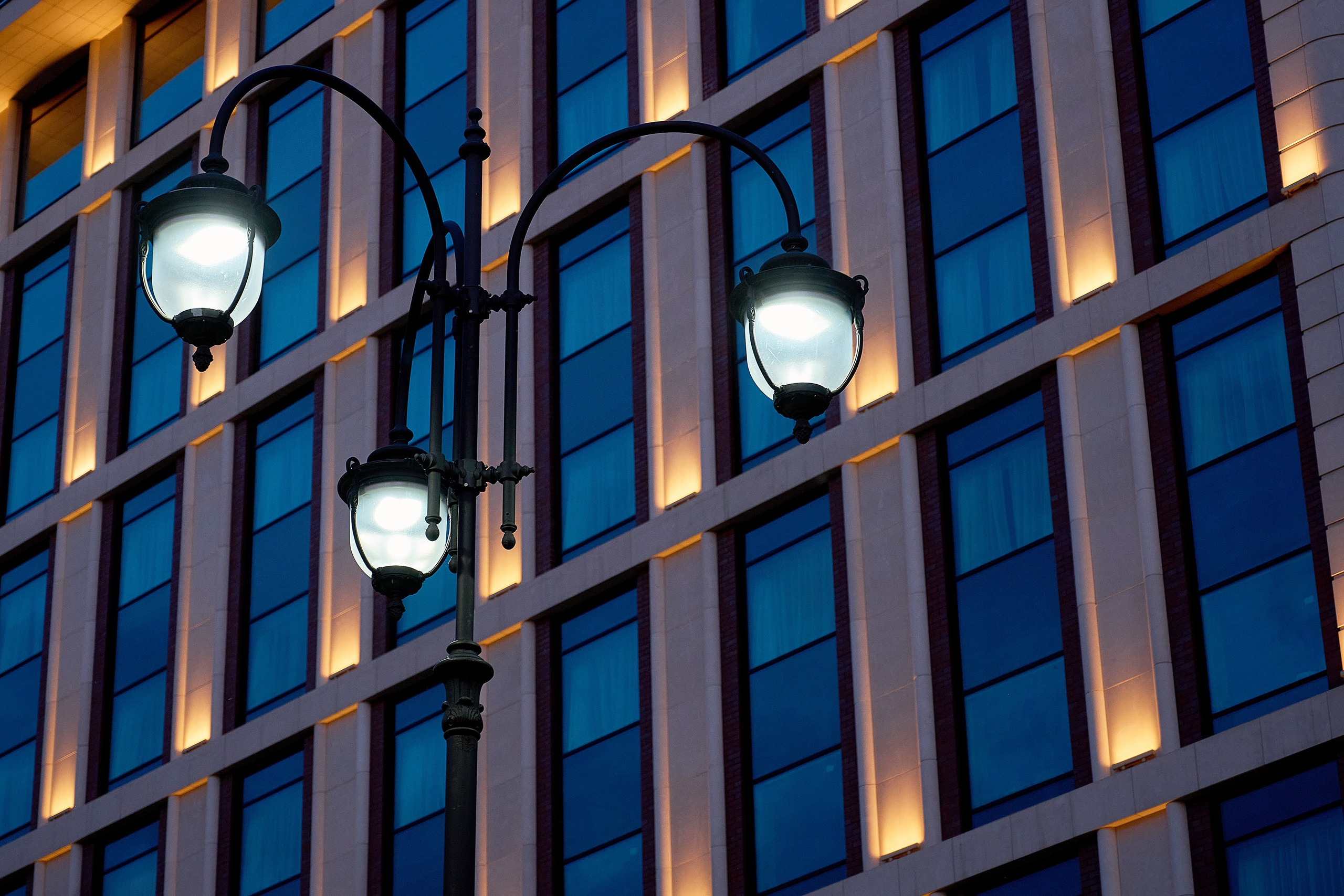 Москва, фонарь на фоне многоэтажного здания