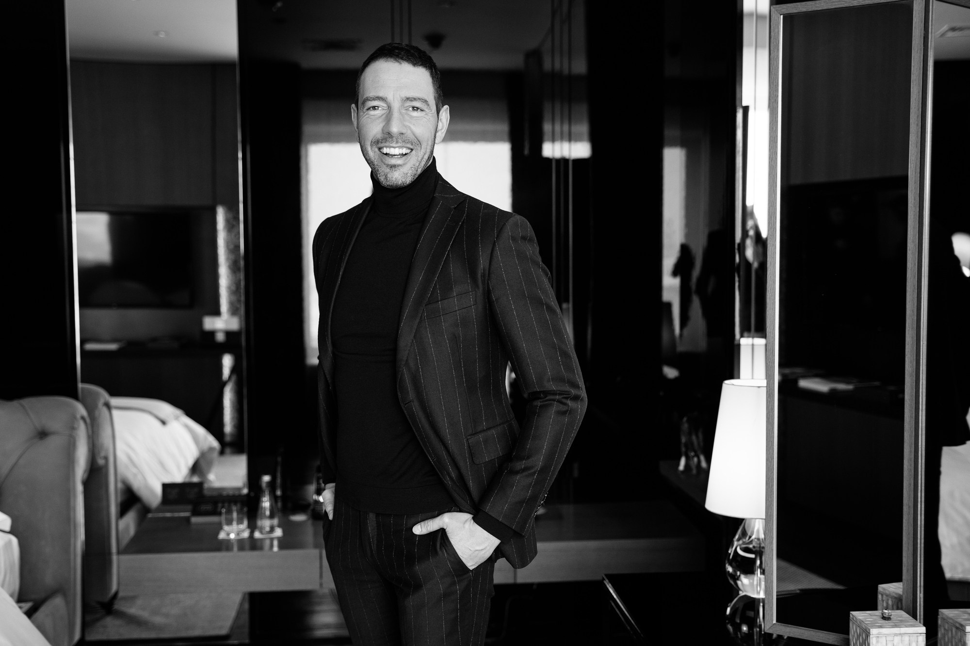 Профессиональный портрет сотрудника отеля Ararat Park Hyatt в интерьере гостиницы