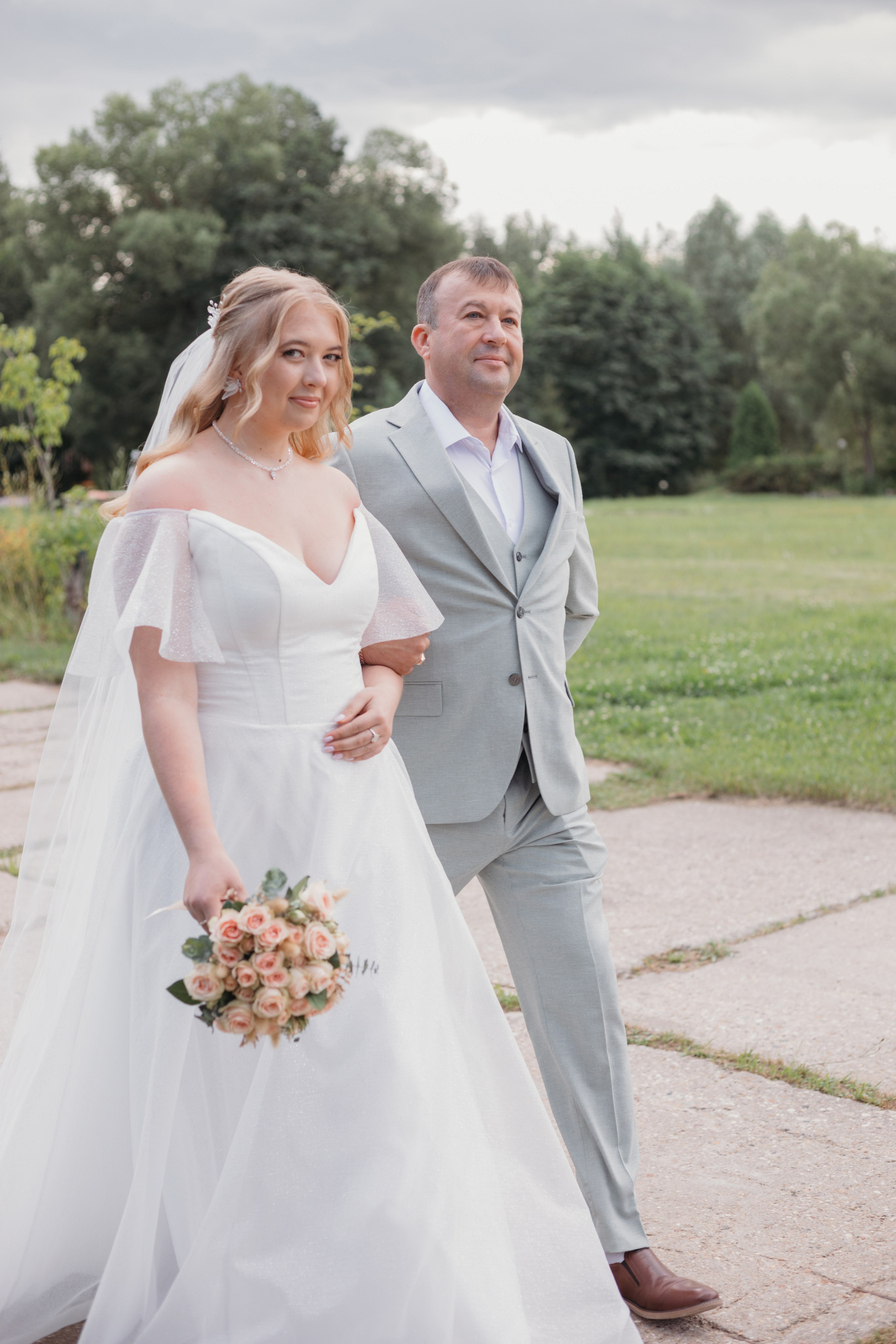 Летняя свадьба за городом. Свадебный фотограф в Москве Аля Загирова