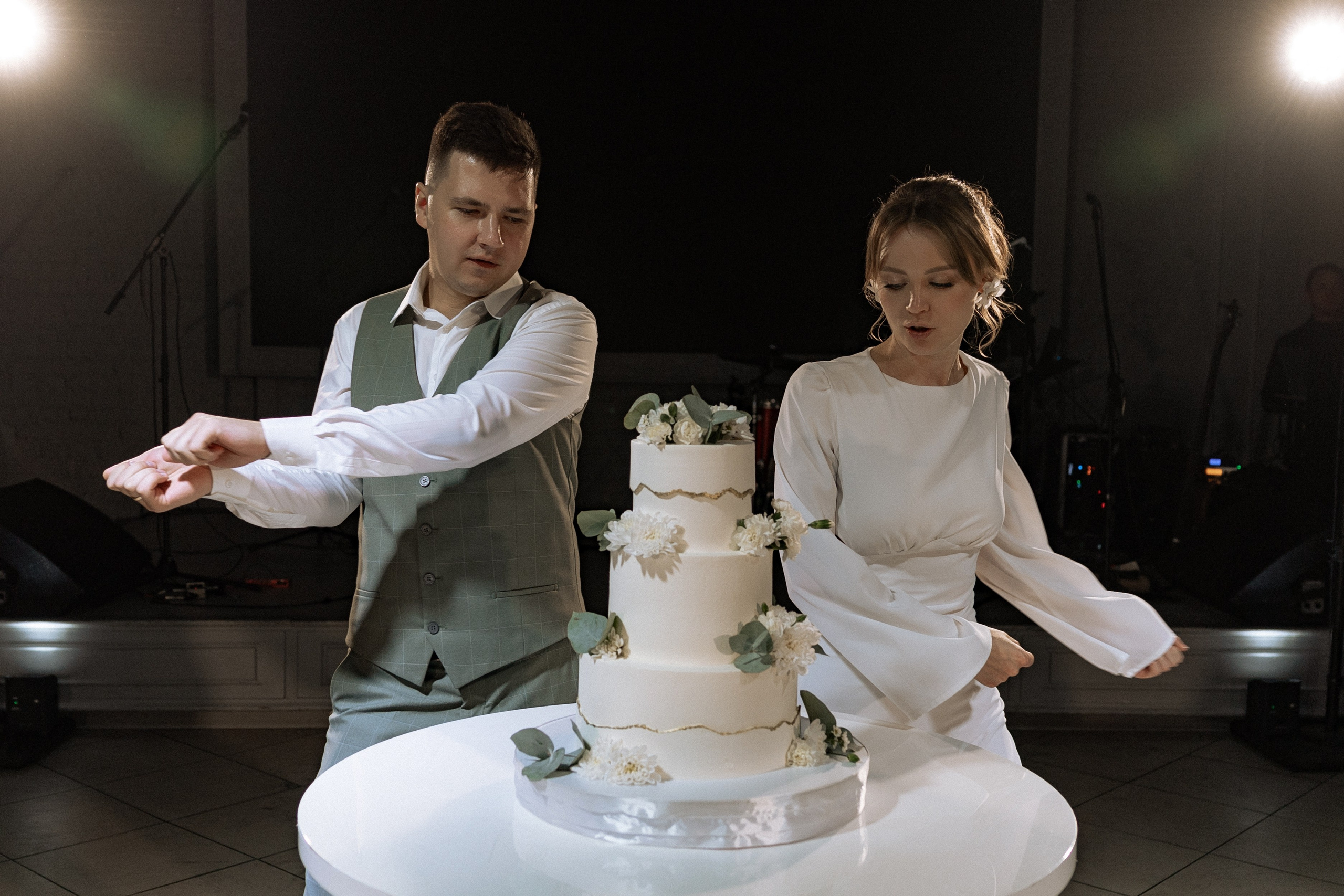 Вкуснейший свадбеный торт в Красноярске, индивидуальный дизайн торта, кондитер, организатор