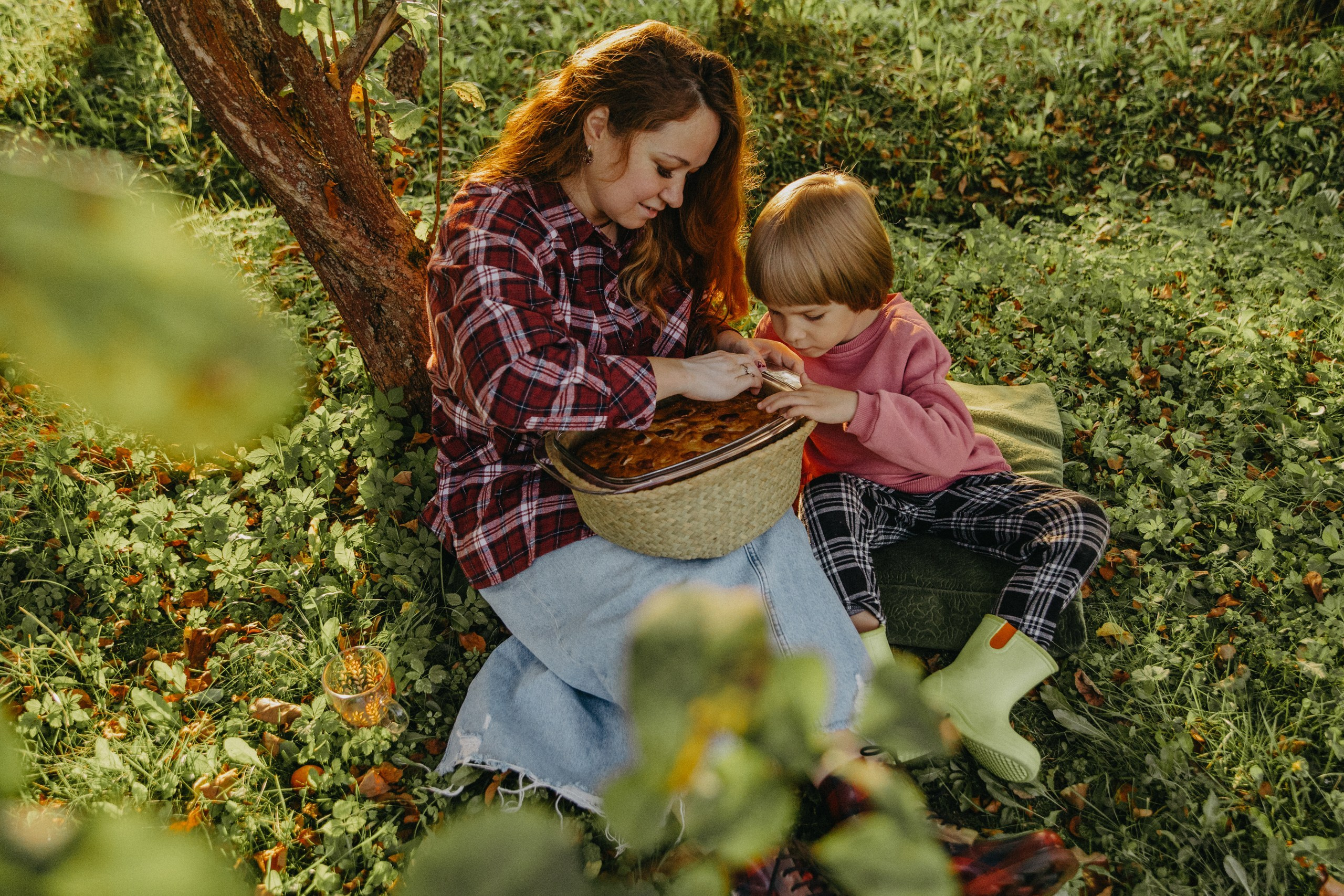 мама и сын готовят шарлотку на даче