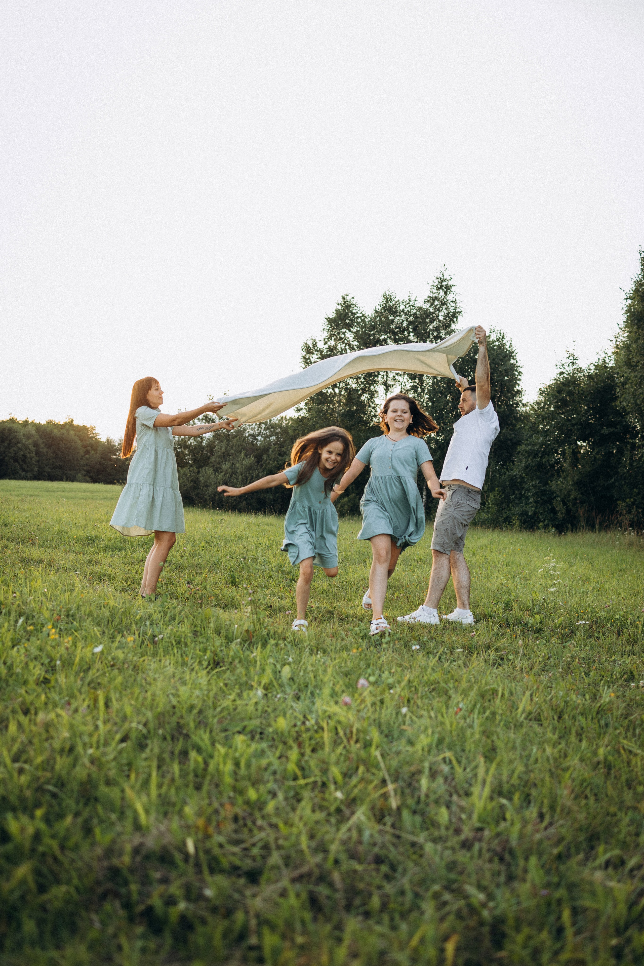 Алиса, Ульяна, Лена и Евгений. Фотограф Елена Рябцева