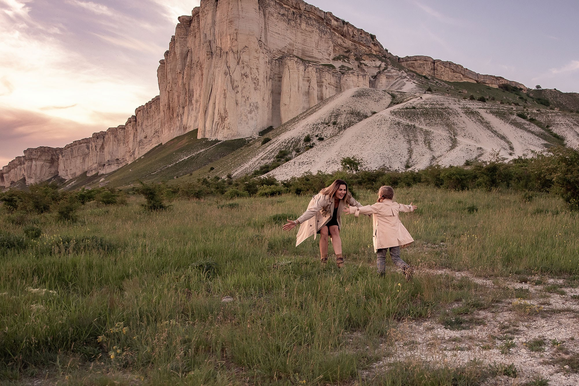 белая скала крым, фотосессия у белой скалы, семейная фотосессия в крыму, семейная фотосессия на природе в крыму, семейный фотограф в крыму ольга юзюк, лайфстайл фотосессия, семейная съемка на природе, фотосессия мама дочь