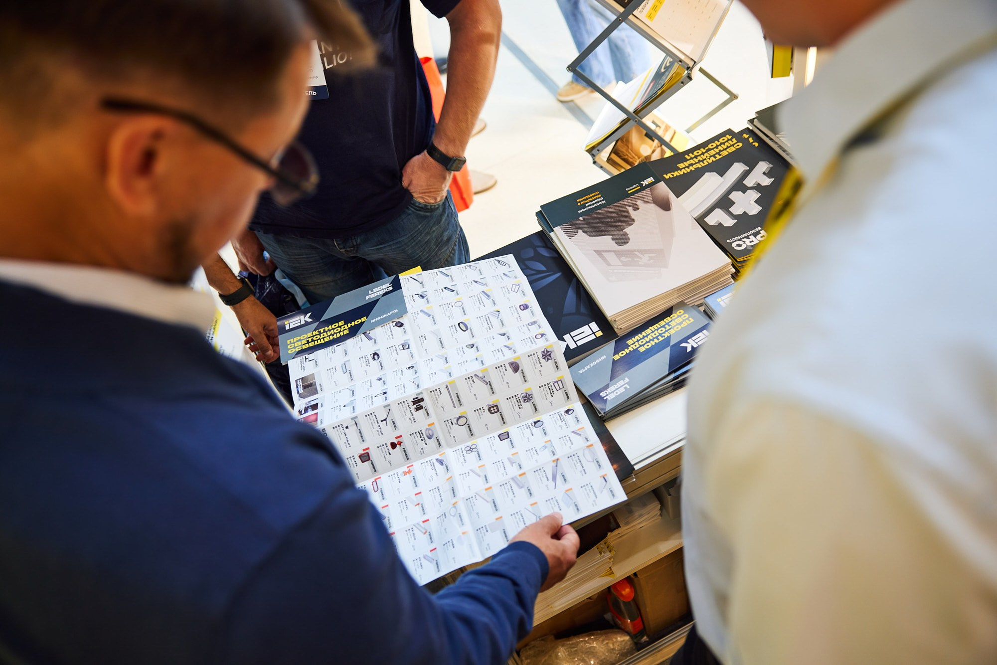 Фотограф на выставке IEK — репортажная съёмка корпоративного стенда в Москве. Репортажный фотограф в Москве — Дмитрий Тарасов | Съёмка мероприятий, концертов, корпоративов