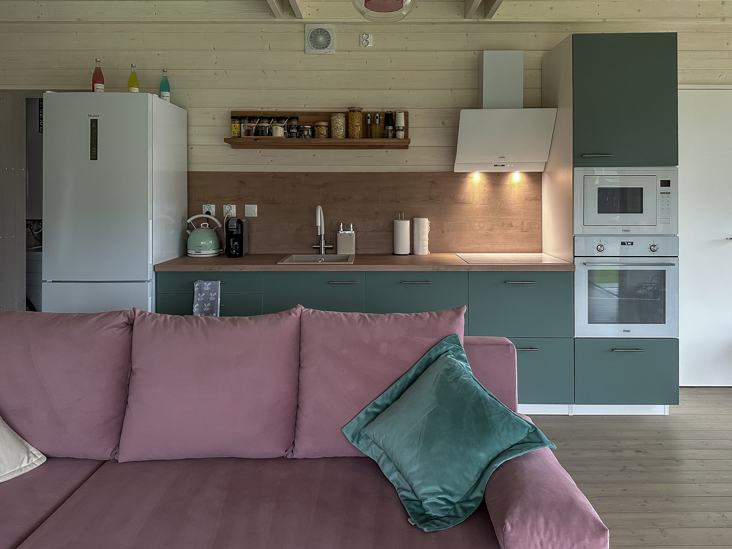 КУХНЯ-ГОСТИНАЯ. Дом в аренду посуточно в Подмосковье