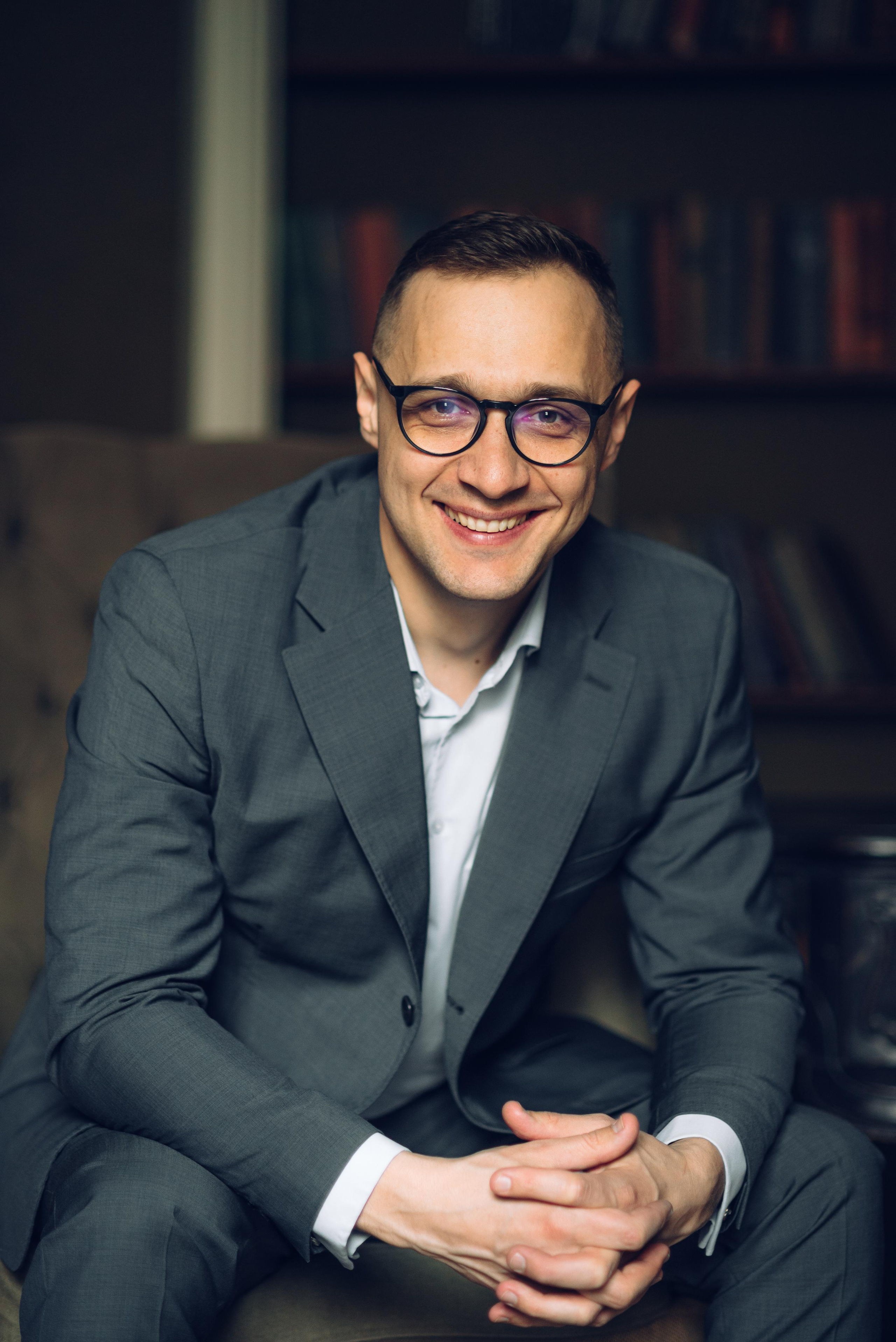 Юрий Кириленков. Судмедэксперт. Мужской студийный портрет в Смоленске