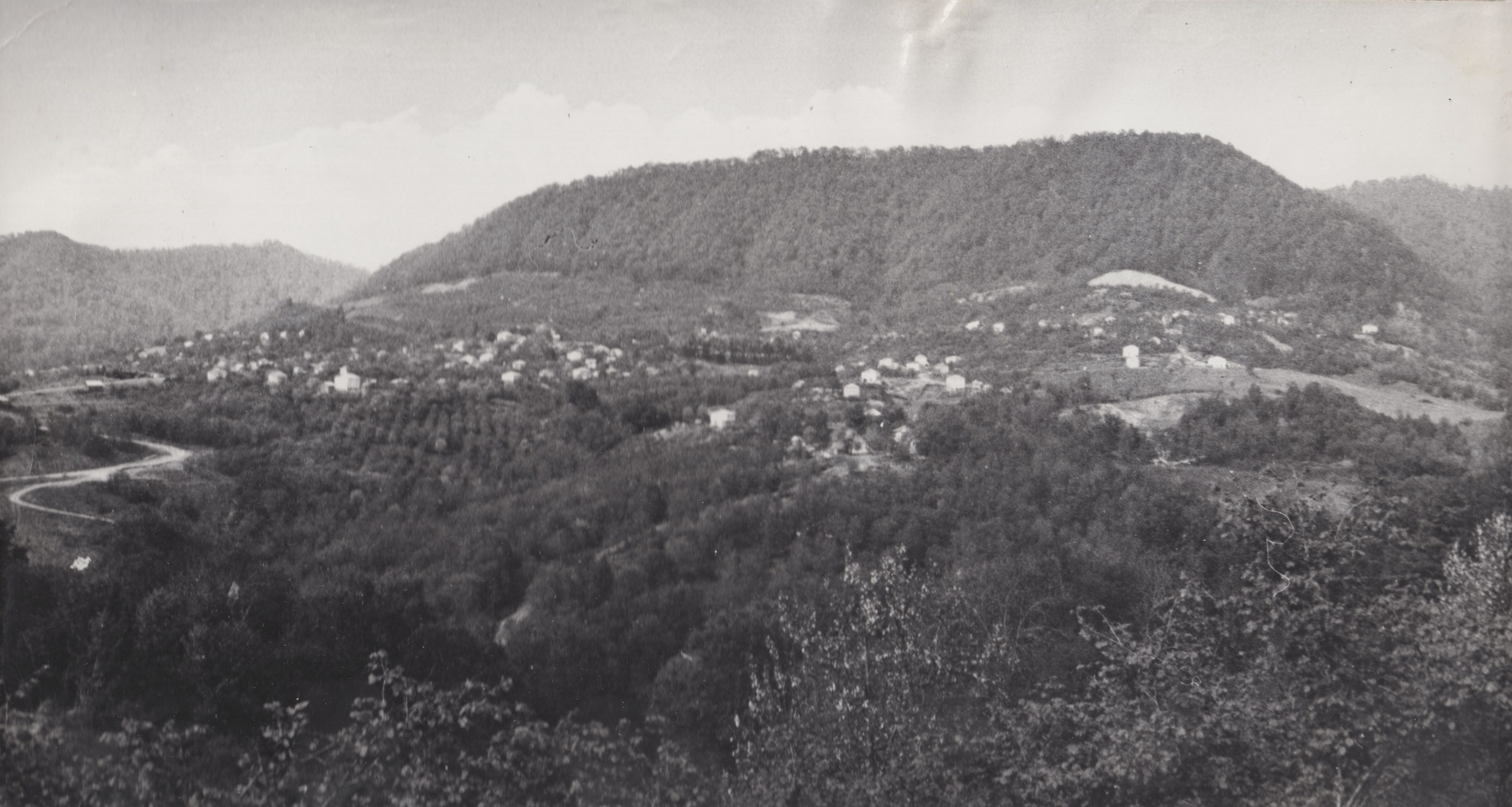 Общий вид села Верхнее Лоо, 1973. Архив Дома культуры Верхнеармянского Лоо. 
