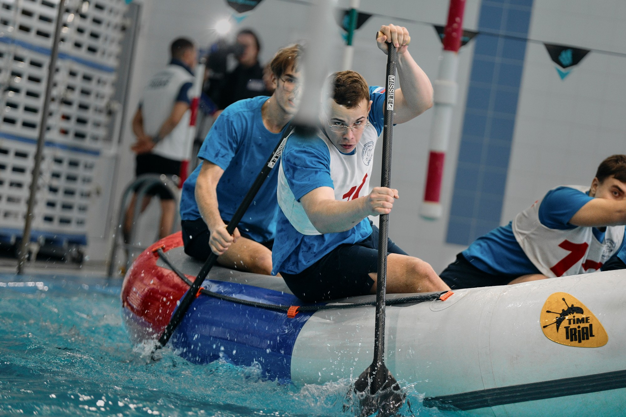 Участники зимнего фестиваля рафтинга и гребного слалома "Буря в стакане". Спортсмены из Томской, Новосибирской областей и Красноярского края состязались в дисциплинах "слалом" и "командная гонка". 15 февраля, 2025. Никита Гольцов / РИА Томск.